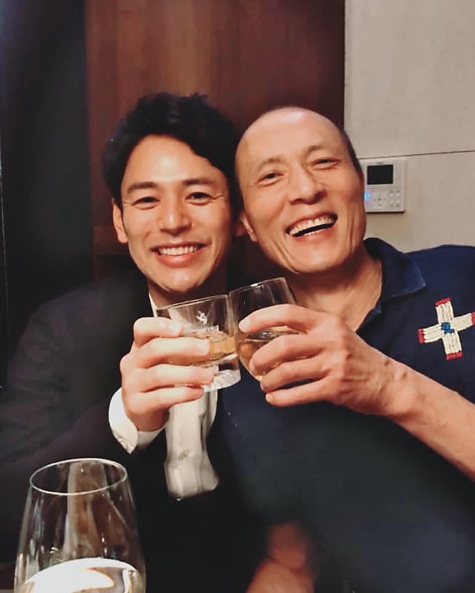 楊爸(右)熱情好客,連日本明星妻夫木聰(左)也與楊爸開心碰杯。(翻攝自元鍋臉書)