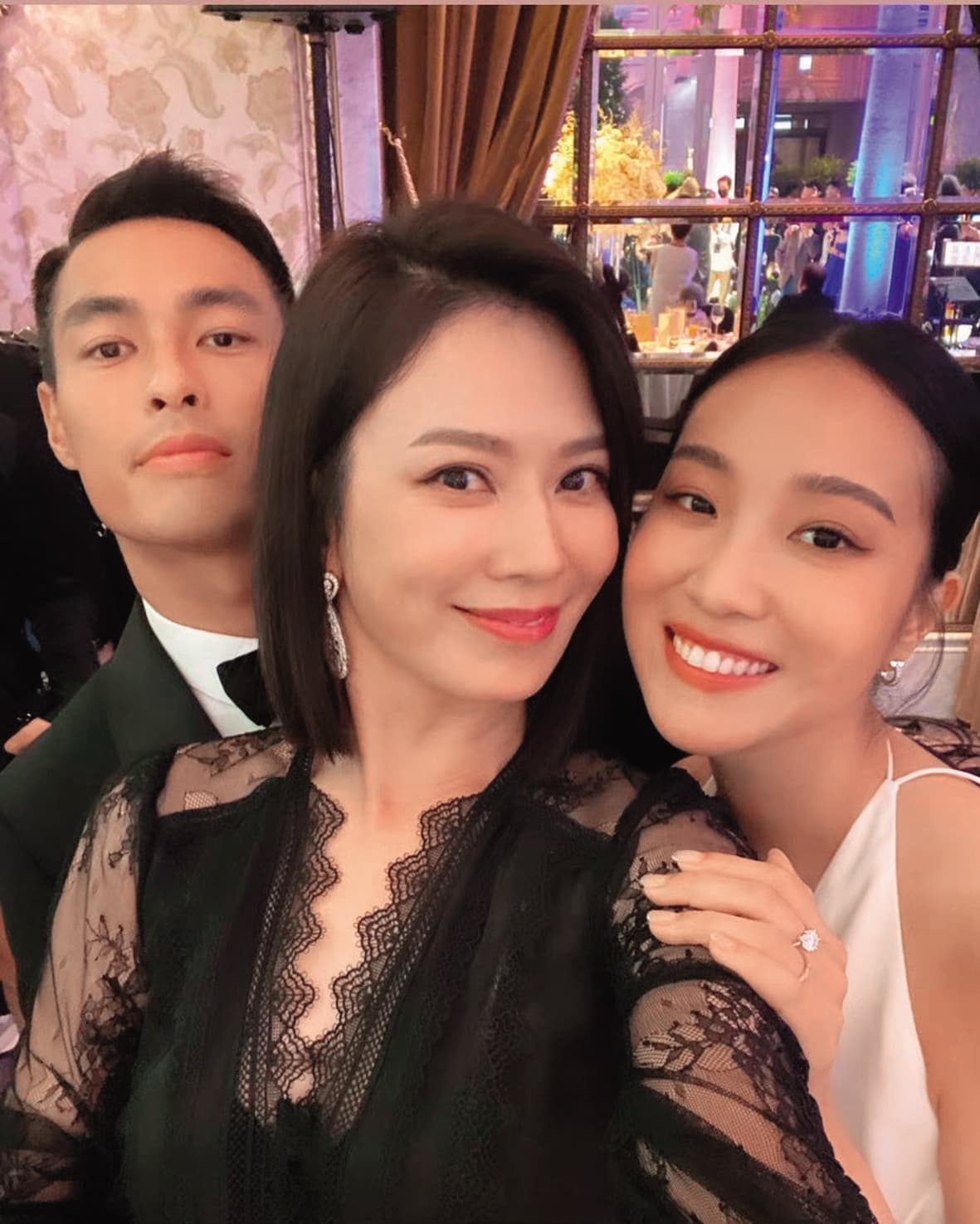 Melinda(右)與閨密Melody(中)貼臉拍照,楊祐寧(左)在後方探出腦袋搶鏡,現場氣氛開心。(翻攝自melodykliu IG)