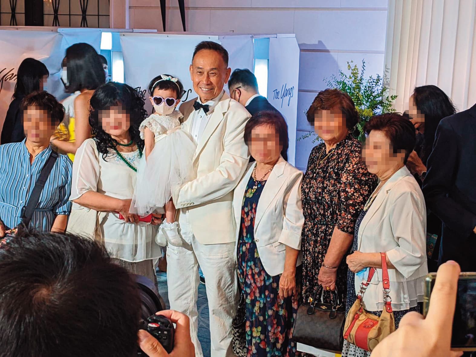 楊祐寧的岳父抱著外孫女Anah現身,這也是Anah首次出現在公開場合。(讀者提供)