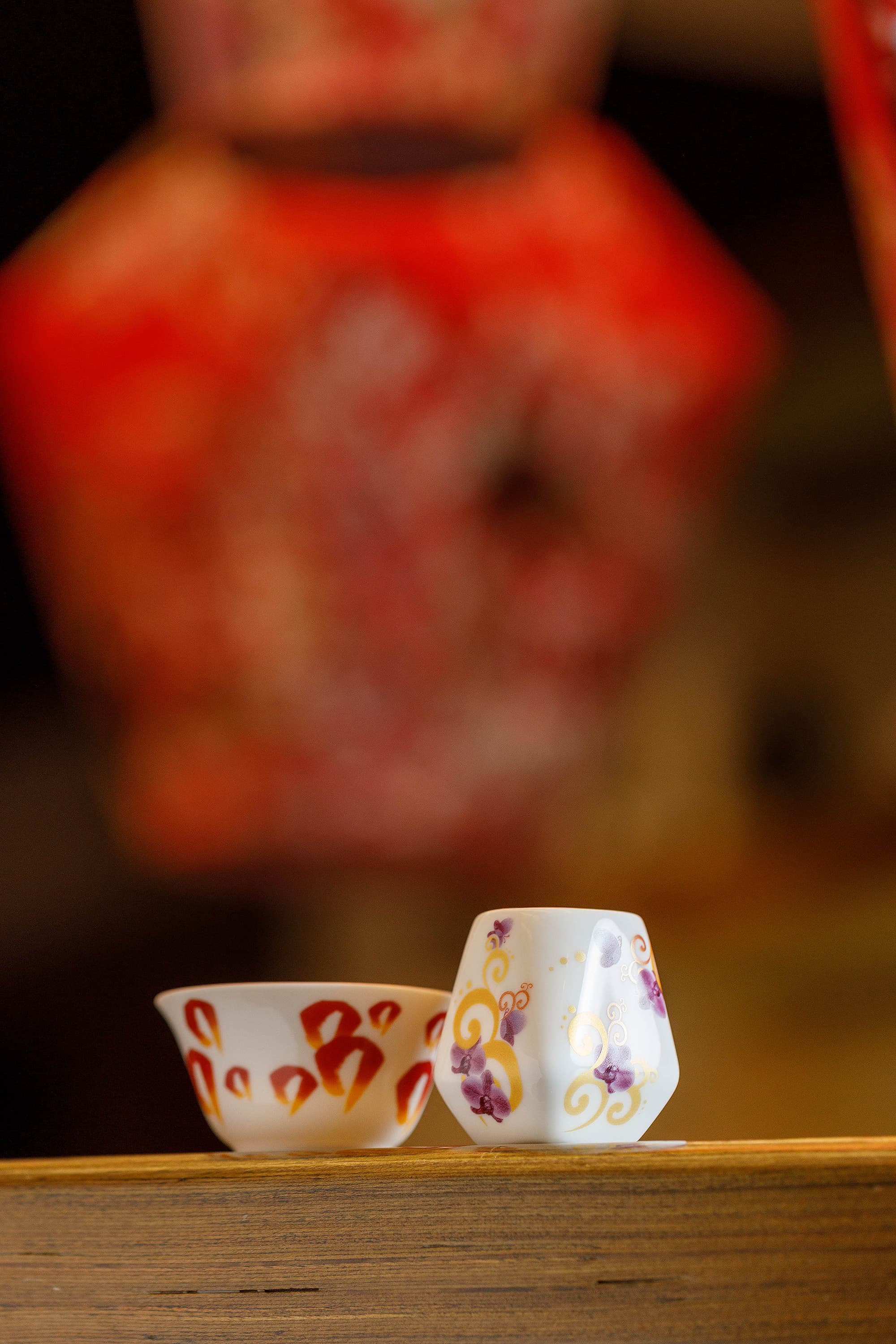 傑作陶藝展示著2010年上海世博會台灣館送出的天燈造型杯具。