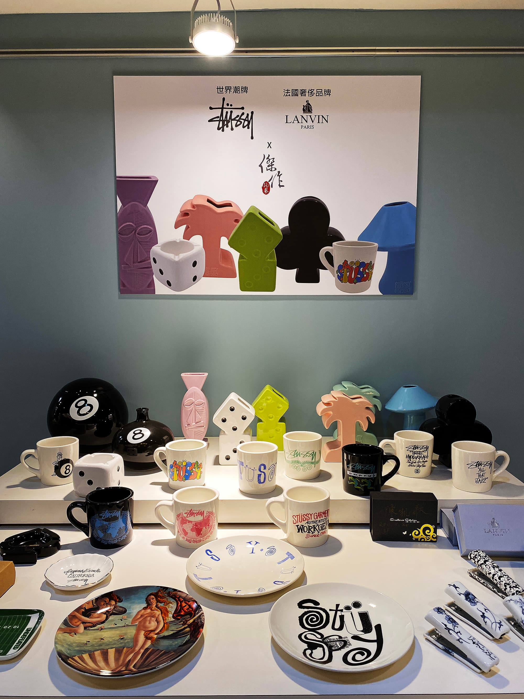 在二樓還能看到傑作為美國潮牌Stüssy與法國奢侈品牌LANVIN製作的各種瓷盤禮品。(童心怡攝)
