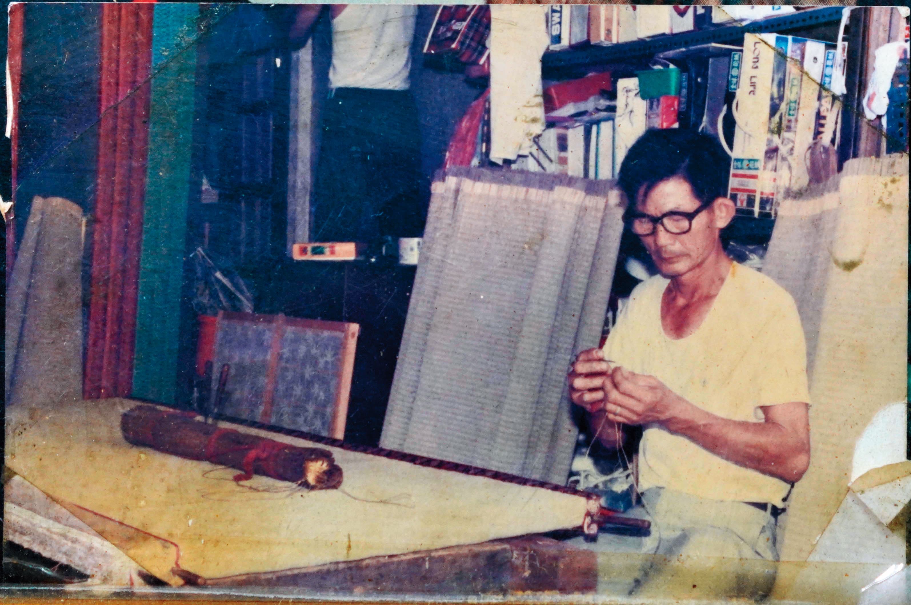李金水(圖)向日本人岡田師傅學藝,1947年在台南開設泉興榻榻米。(泉興榻榻米提供)