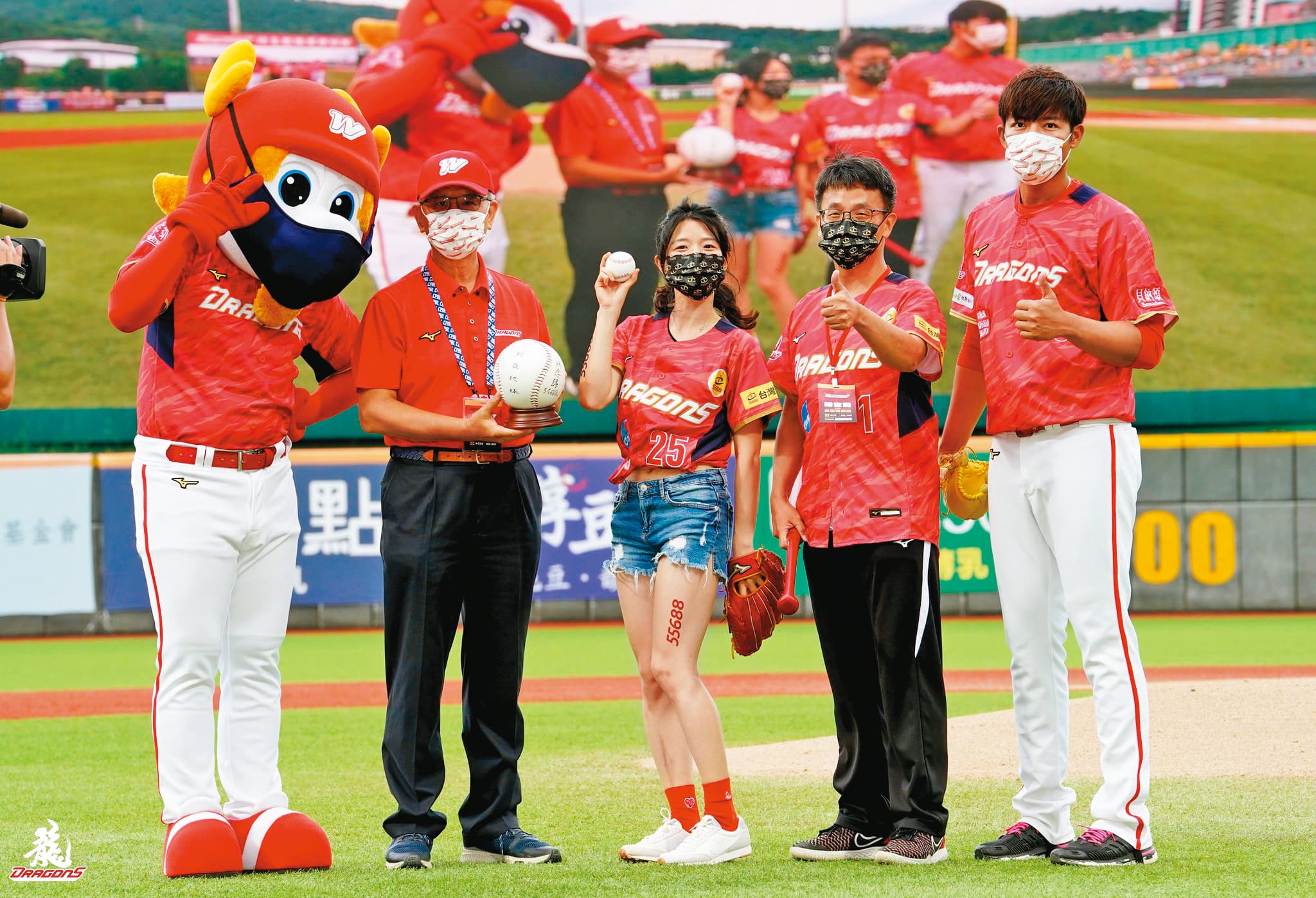 力拚大車隊客群年輕化,林念臻(中)脫套裝、秀馬甲線前進棒球場開球。(翻攝自味全龍臉書)