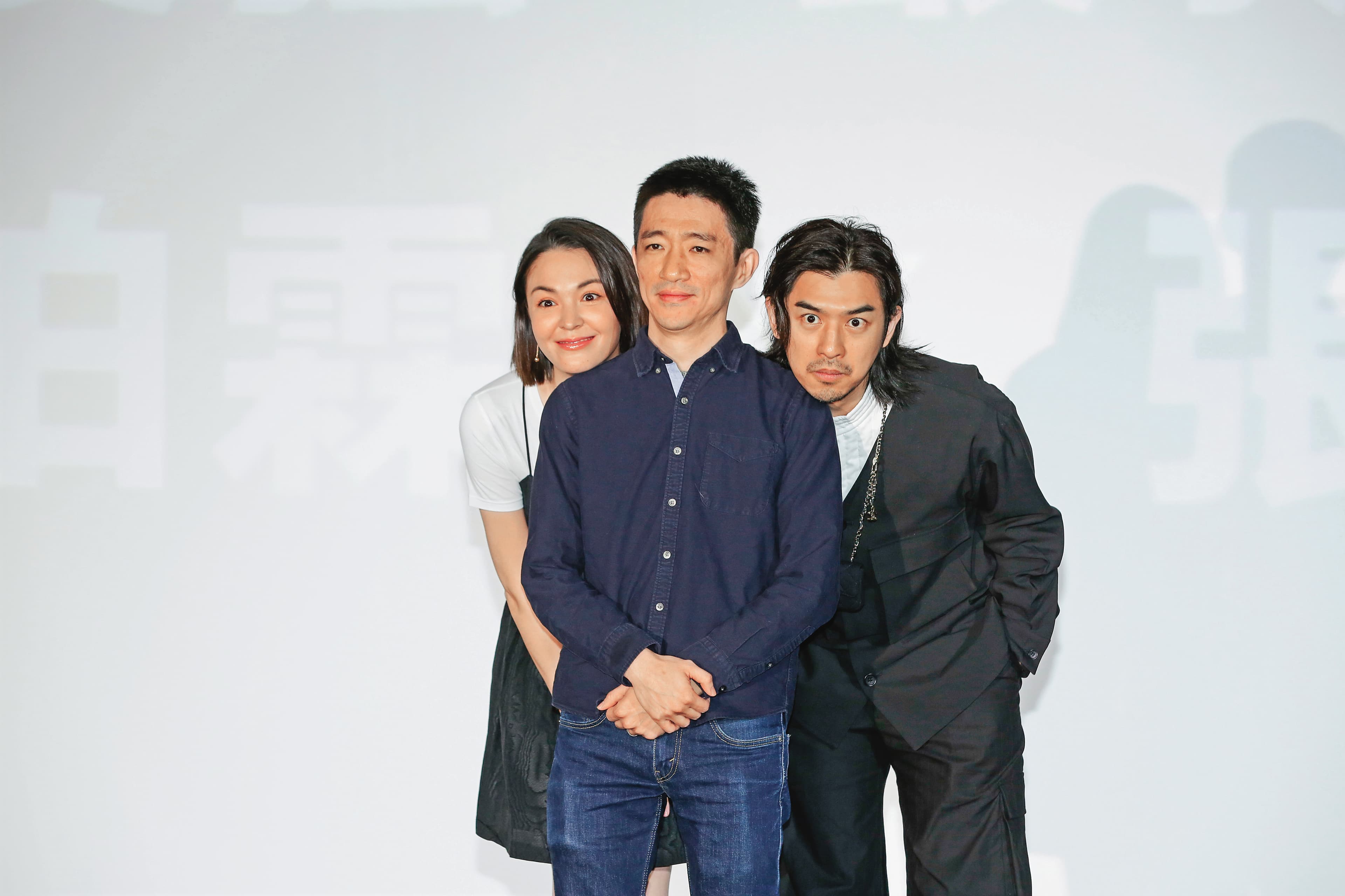 去年初陳柏霖(右起)和《鬼才之道》導演徐漢強、女主角張榕容一起出席前導預告片發布會。