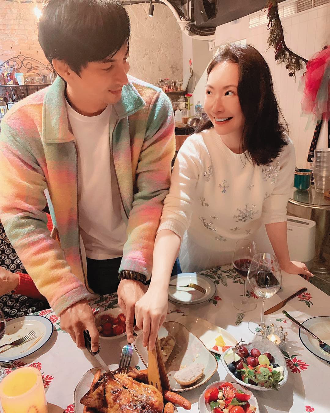 王俐人(右)近幾年專注於私廚經營,婚後老公林琮軒(左)也幫忙打理。(翻攝自王俐人臉書)