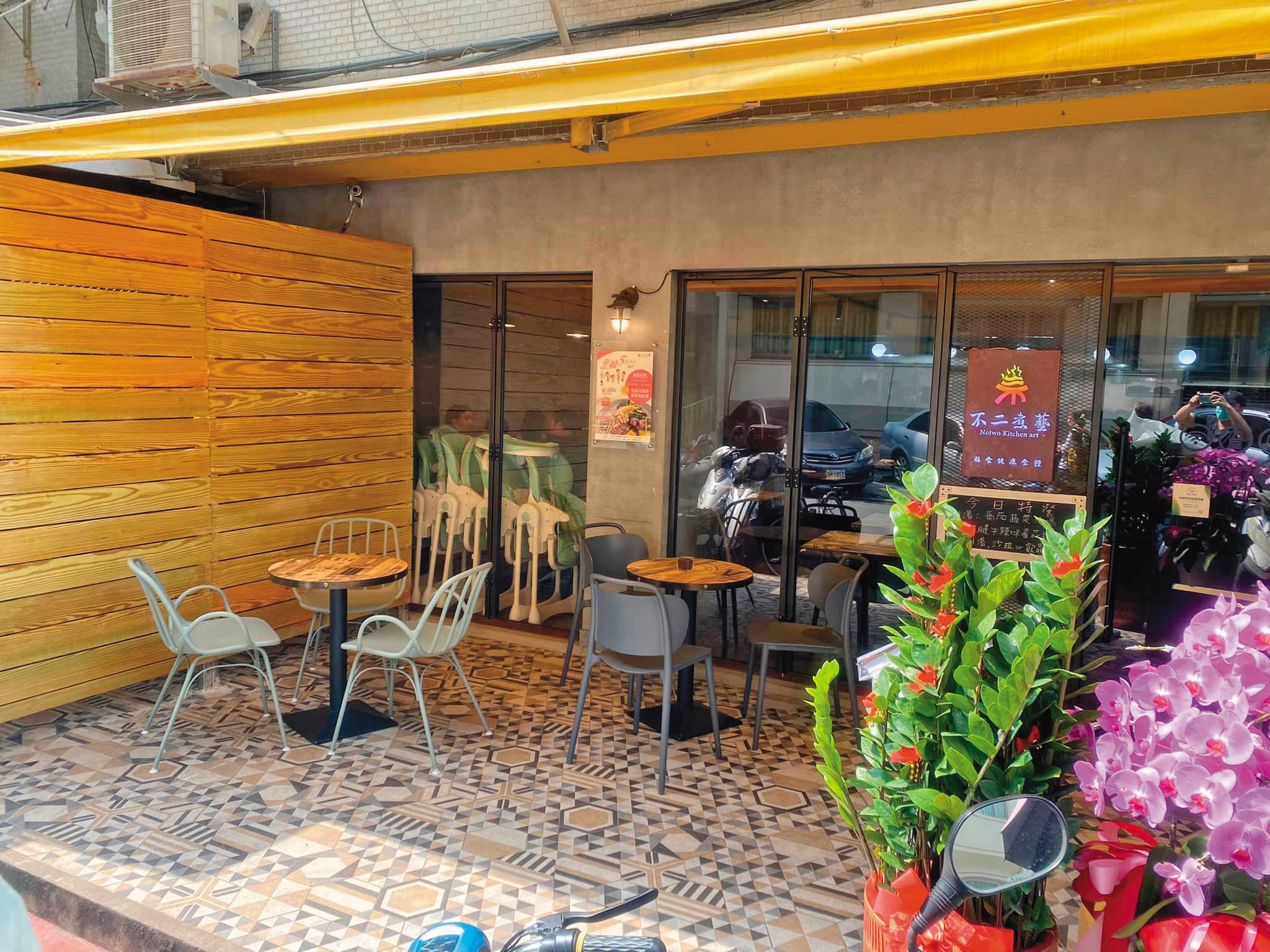 事業心很強的王俐人,也與友人投資開簡餐店。(翻攝自不二煮藝臉書)