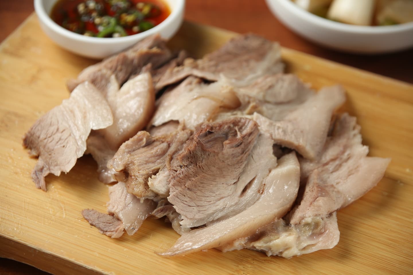 「白切黑豬肉」搭配海鮮刀削麵或海鮮粥剛剛好。(15,000韓元/份,約NT$352)