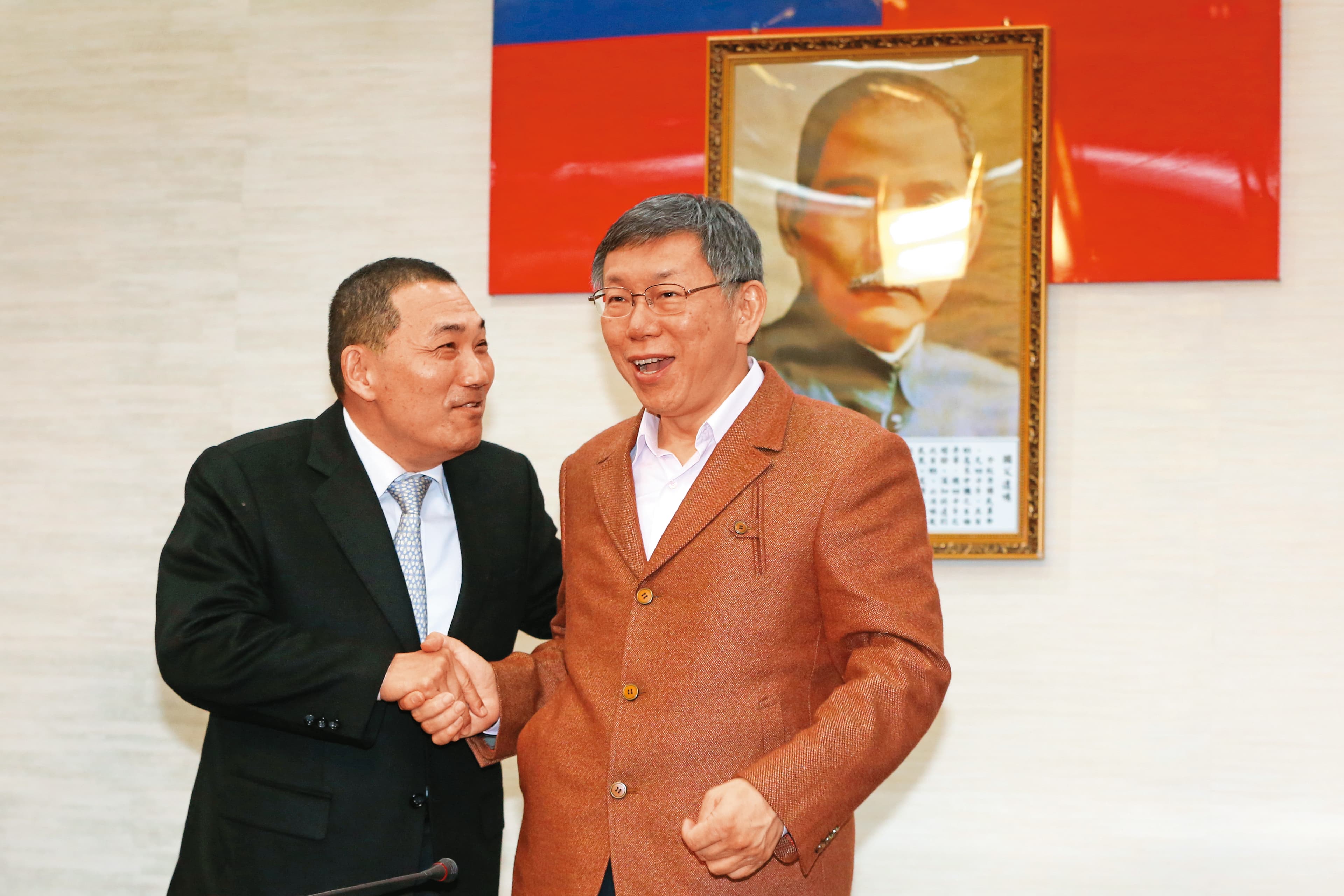 柯營認為柯、侯民調實力相當,對於反制藍營操作「棄柯保侯」,內部更備有攻防劇本。(資料照片)
