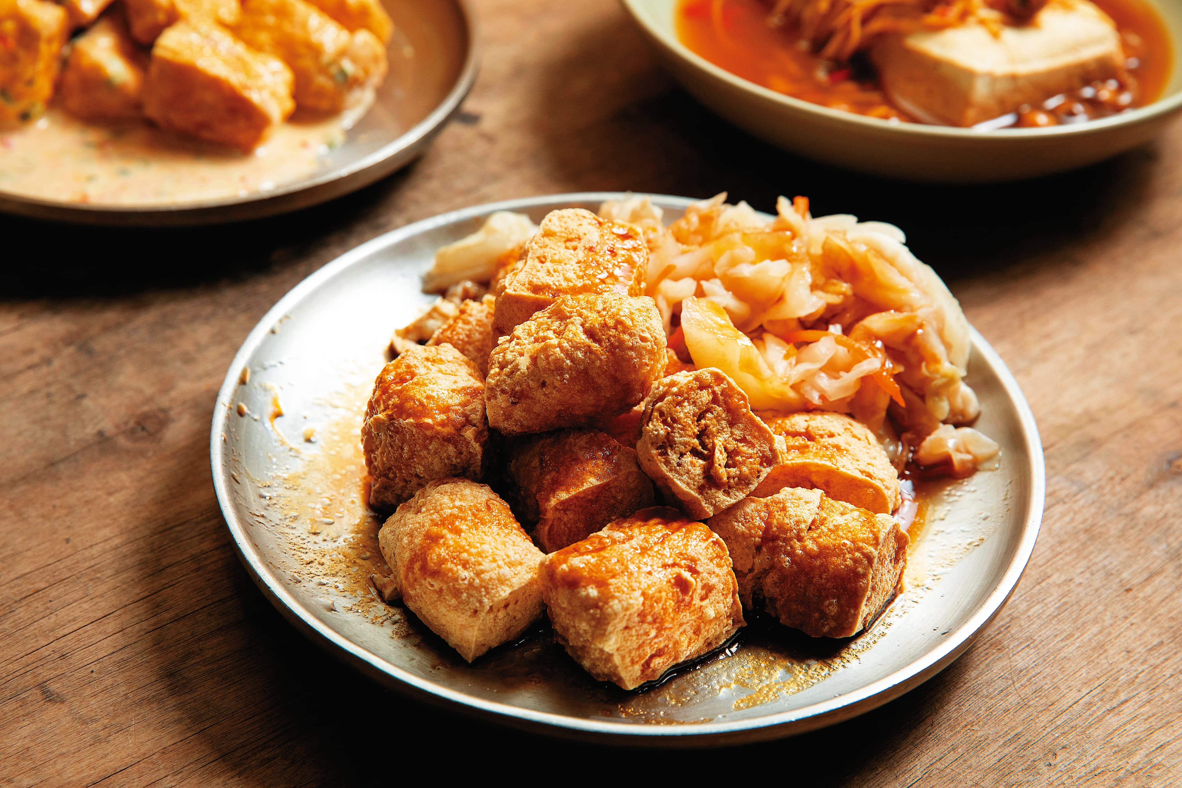 油炸臭豆腐外酥內軟,蘸醬帶著特殊風味與香氣。(50元/份)