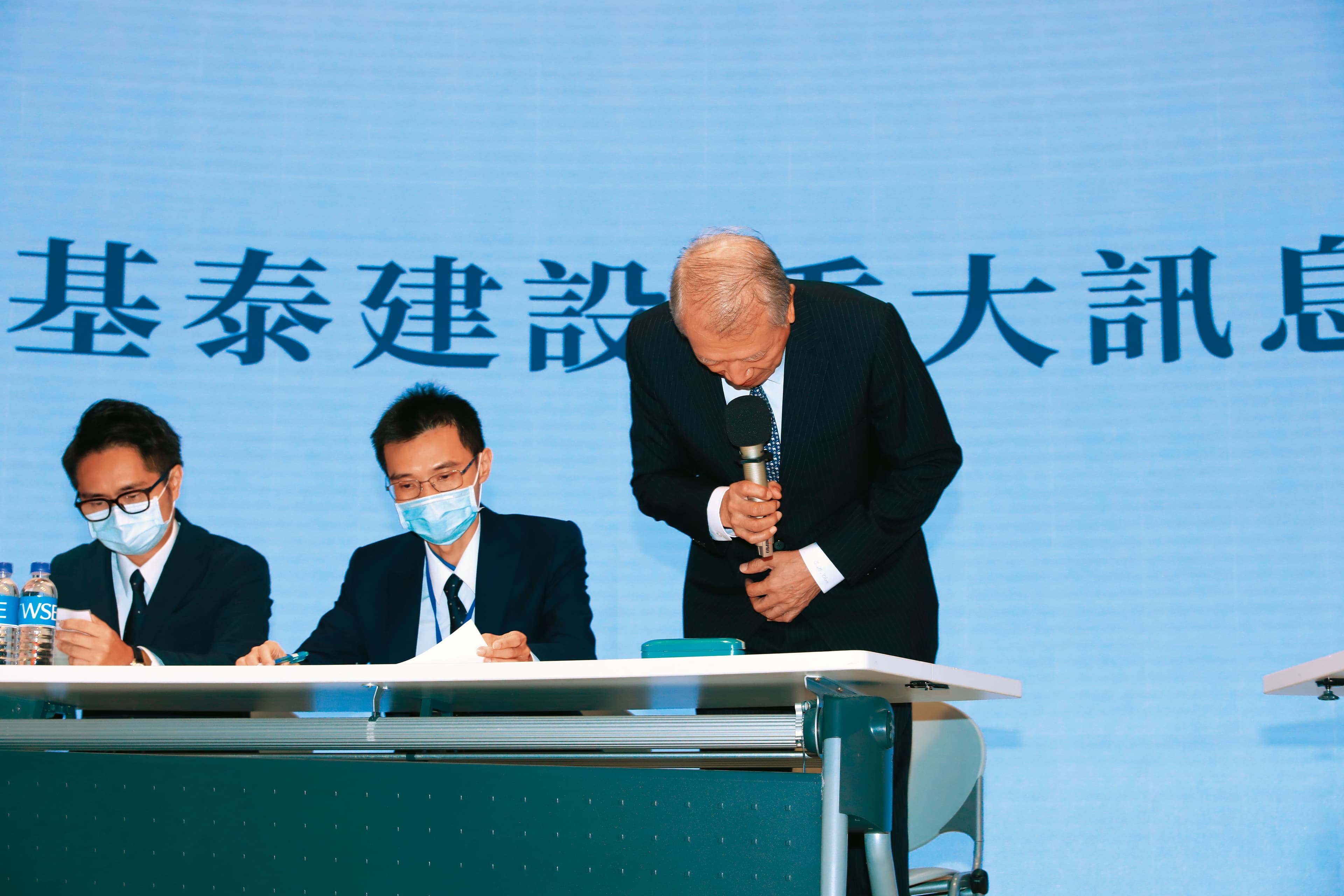 基泰董事長陳世銘(右)神隱多日後召開記者會道歉,並宣布辭職。
