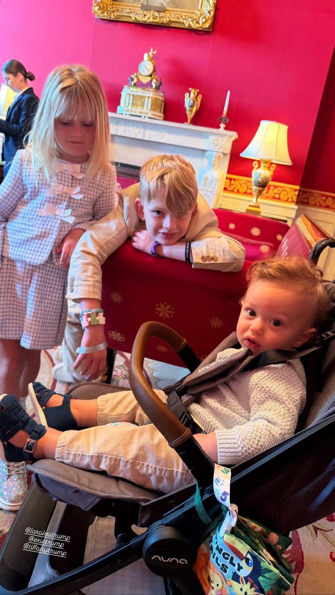 小亞歷山大(右)跟表哥表姊一起玩。(翻攝tiffanytrump IG)