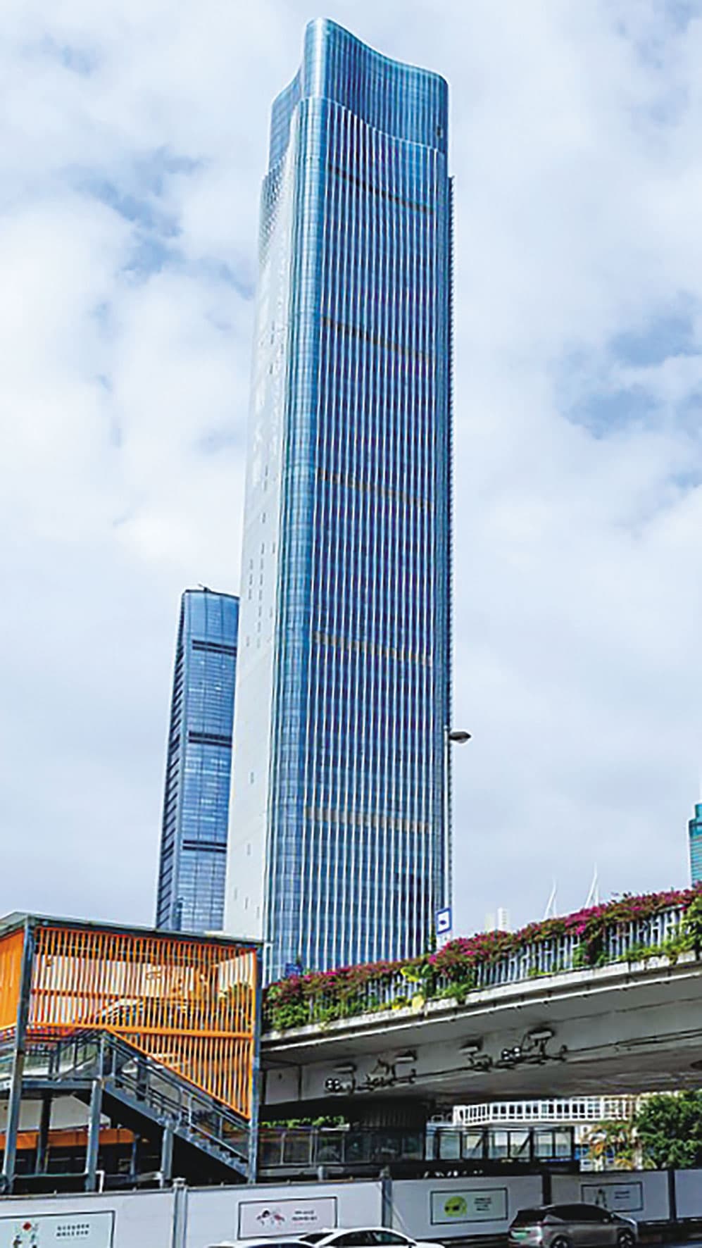中國深圳市羅湖區的摩天商辦雲啟大樓(圖)成了官員詐騙的工具。(翻攝維基百科