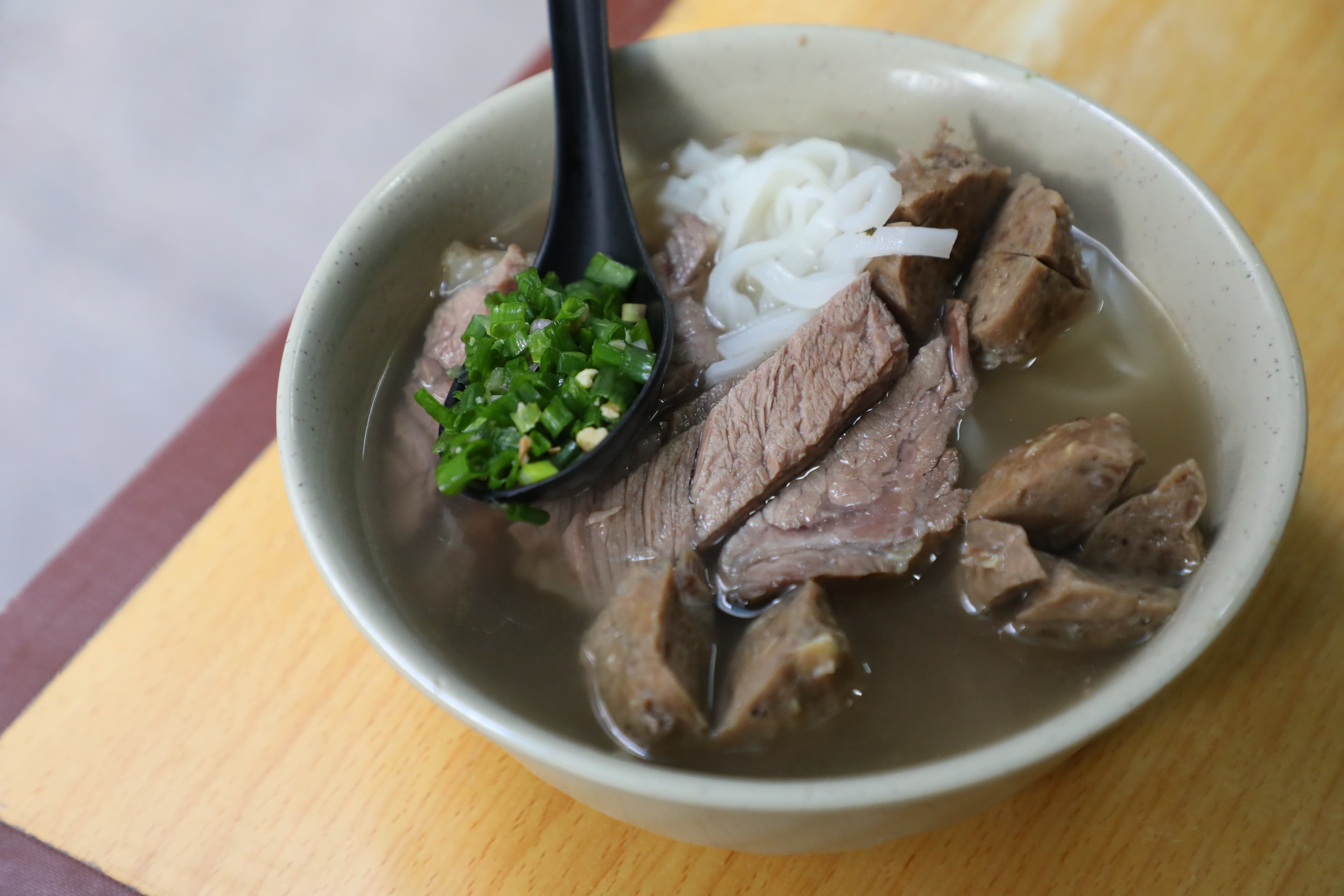 「水記」的強項是處理新鮮牛腩牛雜,「牛腩河」是招牌之一。(單拼,港幣45元/碗)