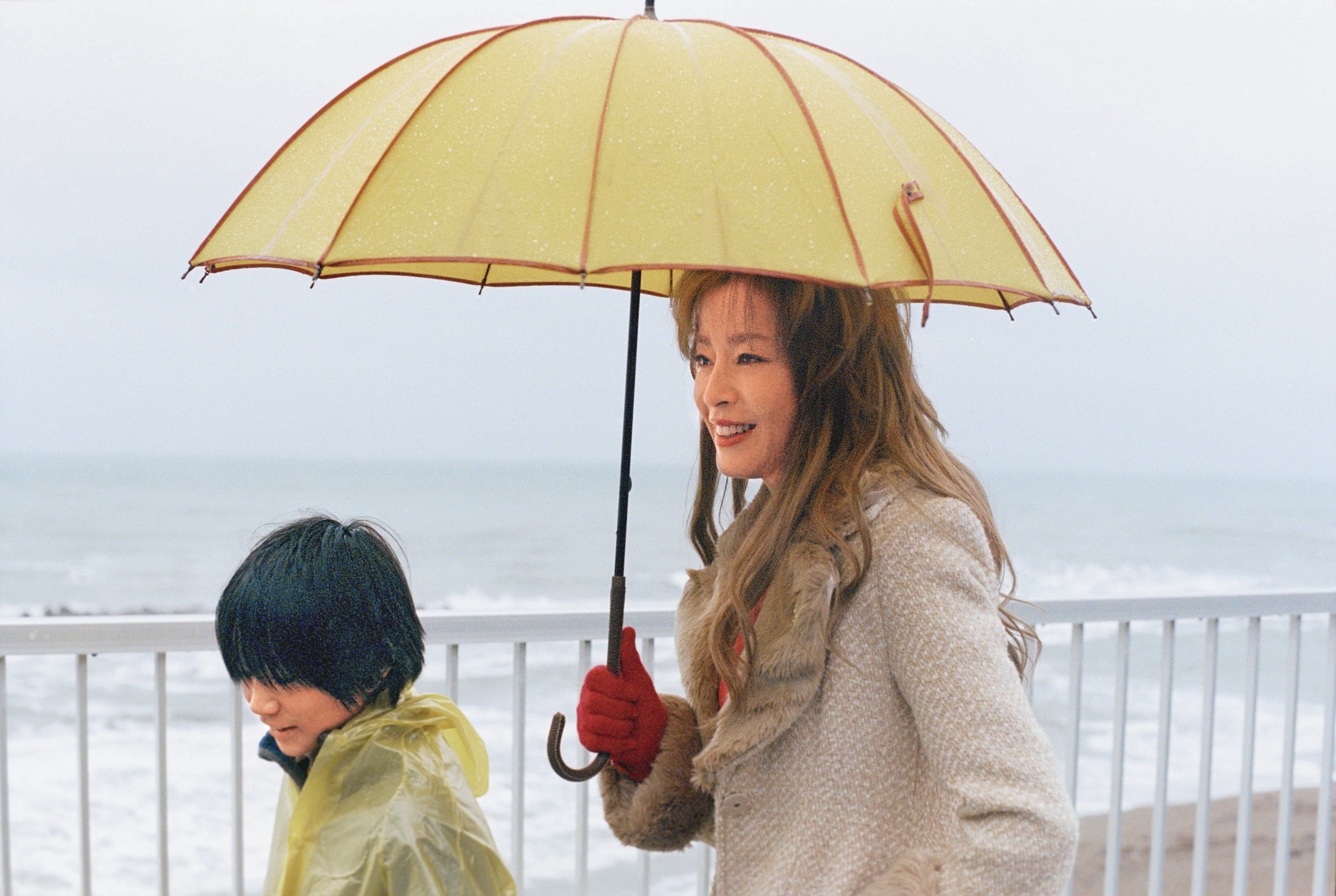 入行30多年的日本影后宮澤理惠(右)飾演母親亞樹,她在片場要求導演不需使用敬語,作風平易近人。