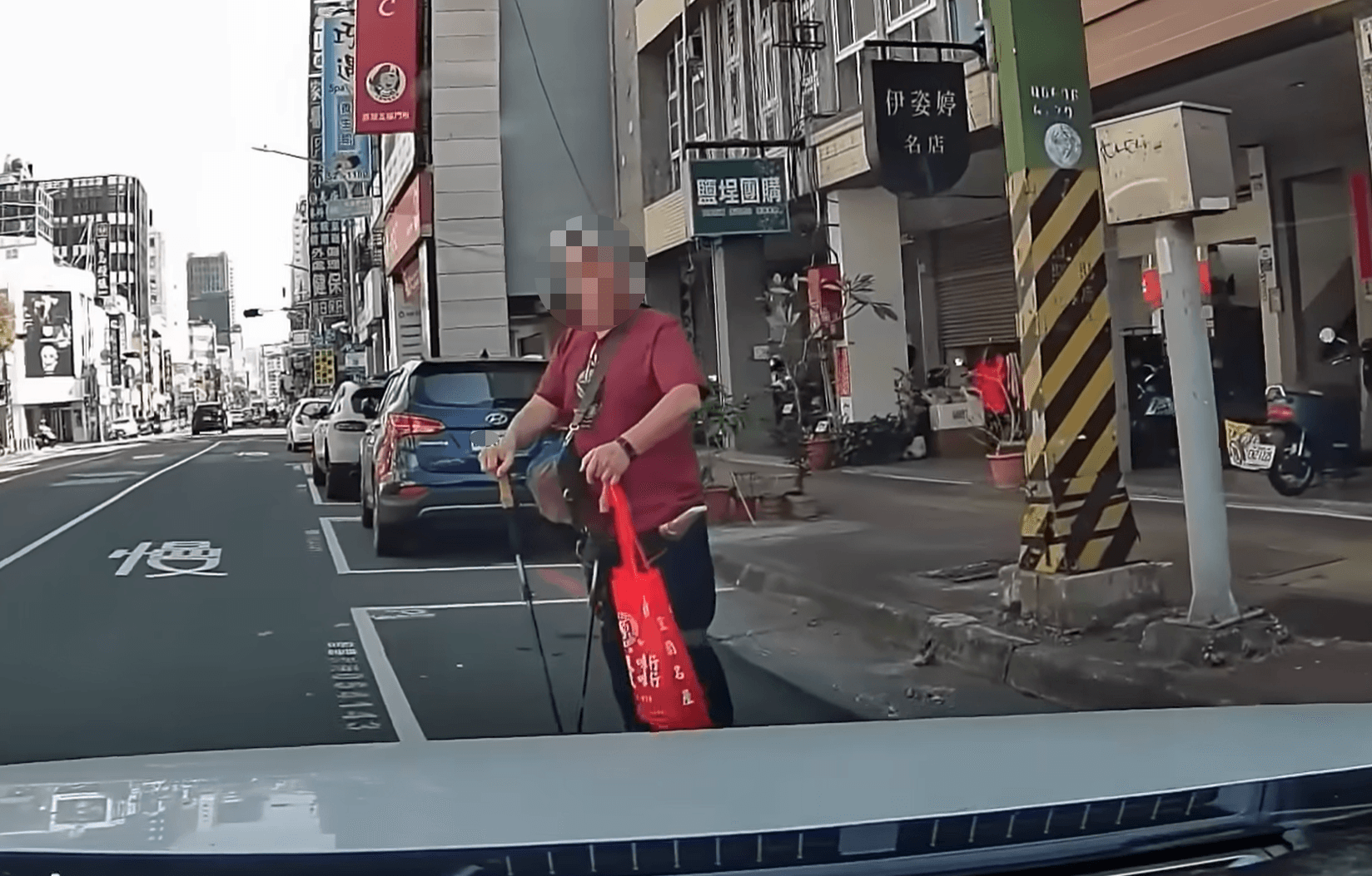 阿伯以人肉占位,駕駛怎麼按喇叭,甚至揚言報警,仍不為所動。(翻攝自「WoWtchout-地圖型行車影像分享平台」YT頻道)