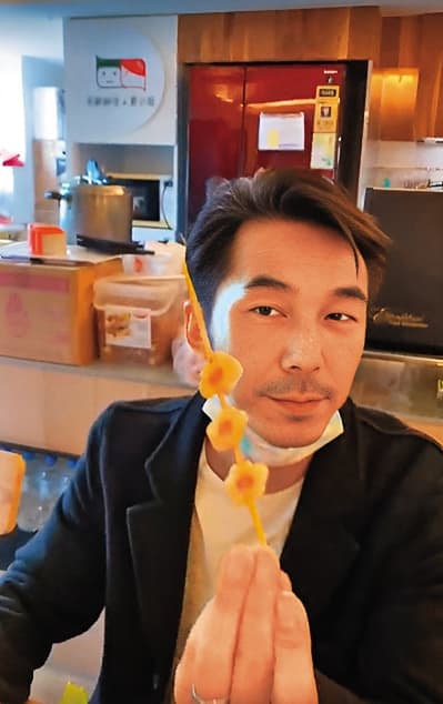 李李仁目前擔任辣杯杯公司監察人,曾在直播中代言麻辣商品。(翻攝陶晶瑩臉書)