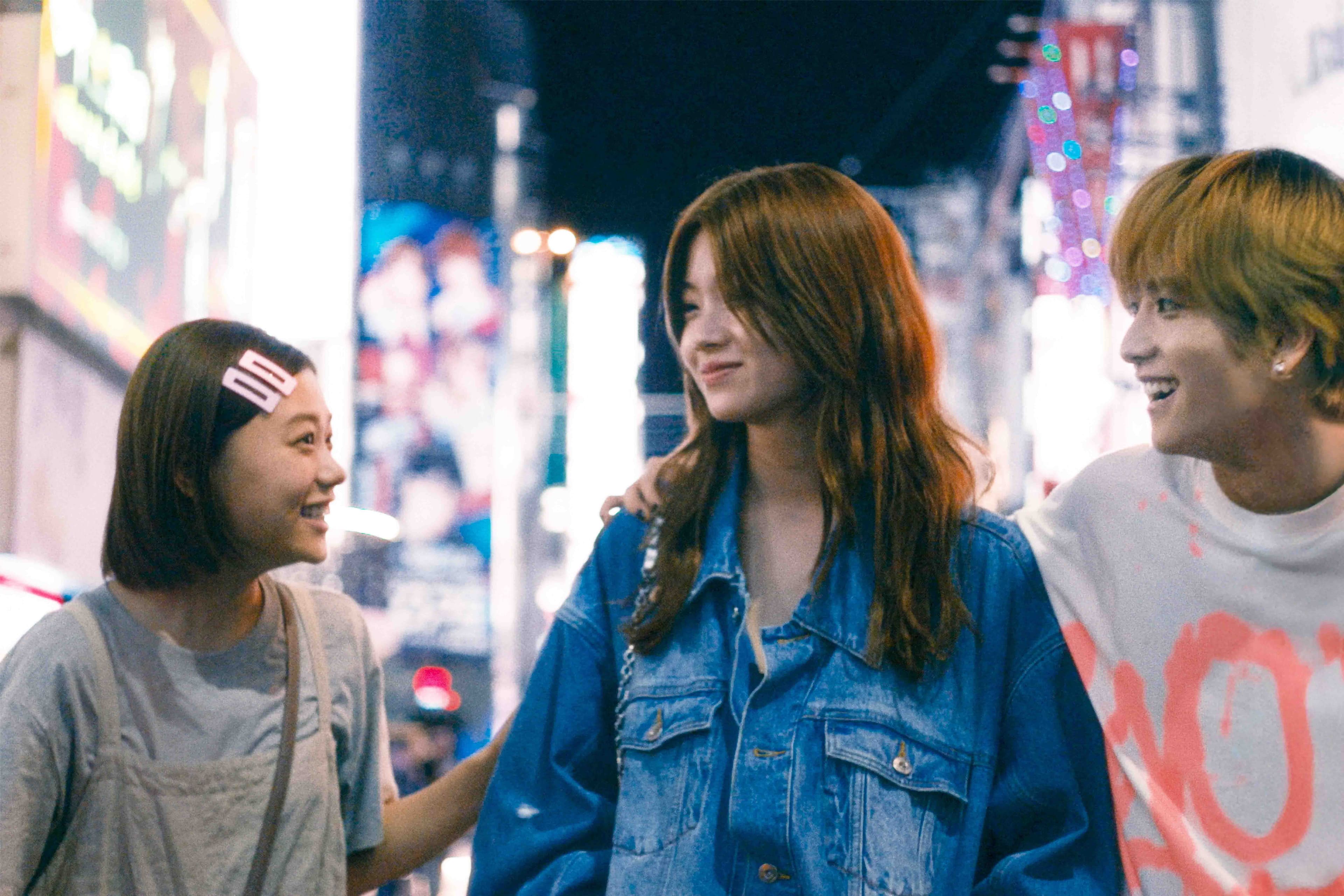 【在世界的盡頭相遇】杉咲花(左起)、南琴奈和板垣李光人同台演出,並在新宿歌舞伎町實景拍攝。(天馬行空提供)