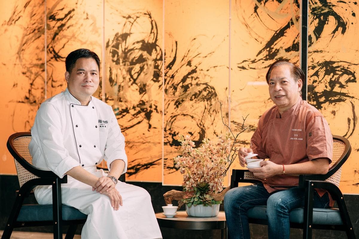 廚藝總監簡捷明(右)和駐守台北的行政主廚胡福春(左)聯手推出教科書級的全鴨宴。(朧粵提供)