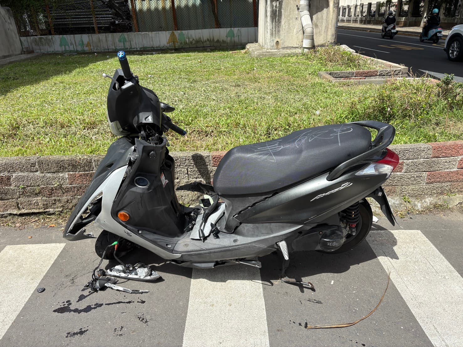 機車騎士全身多處擦挫傷送醫救治無礙,其機車車頭明顯毀損。翻攝畫面