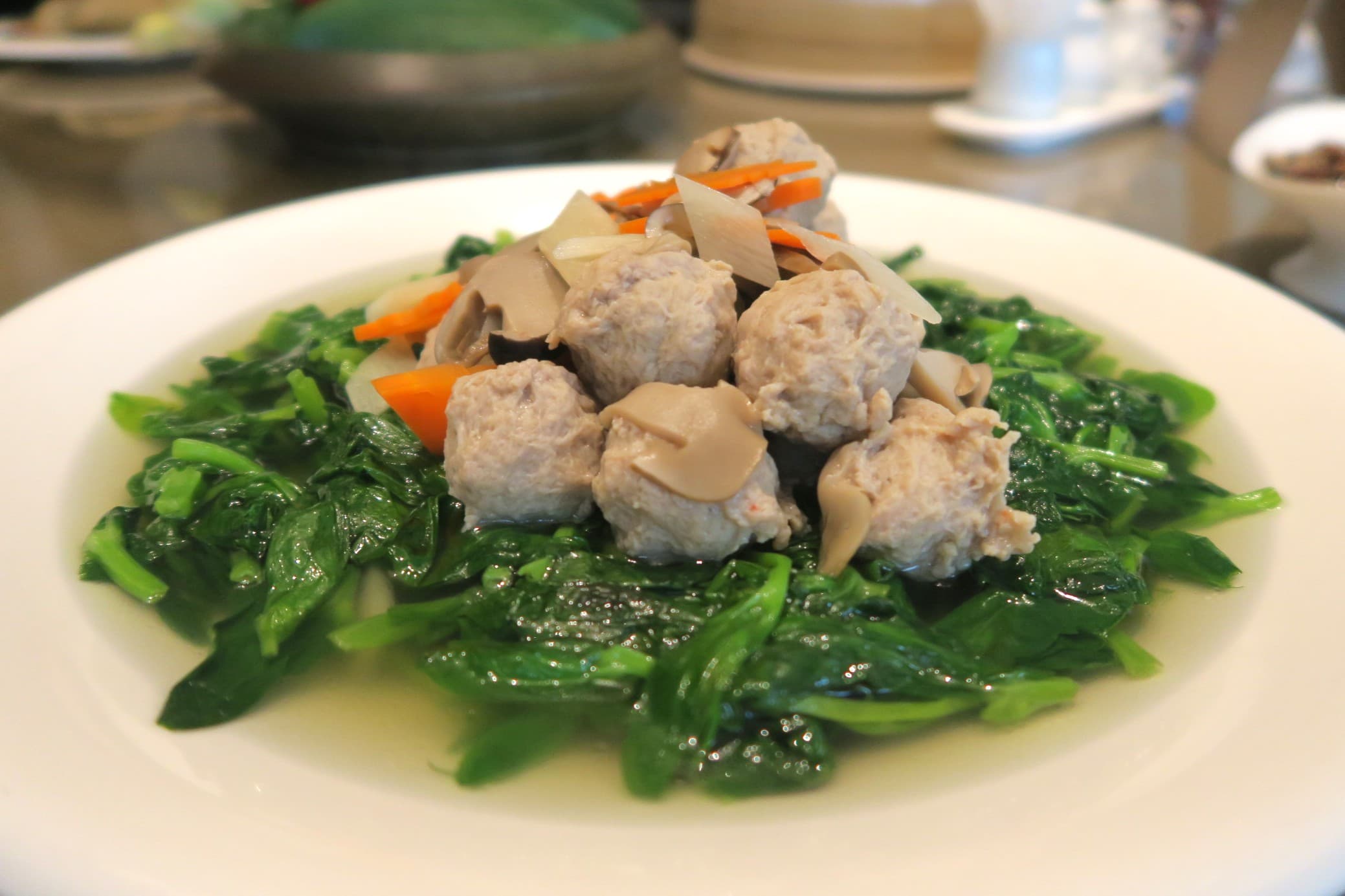 自家打製的鴨肉丸子配著清甜蔬菜上桌,越家常越美味。