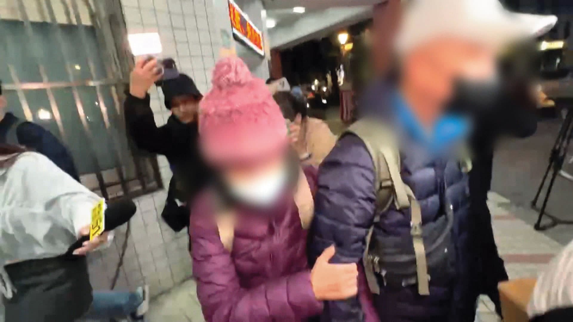 案發後,張文的父母被警方帶回偵訊,面對媒體不發一語。(鏡新聞提供)