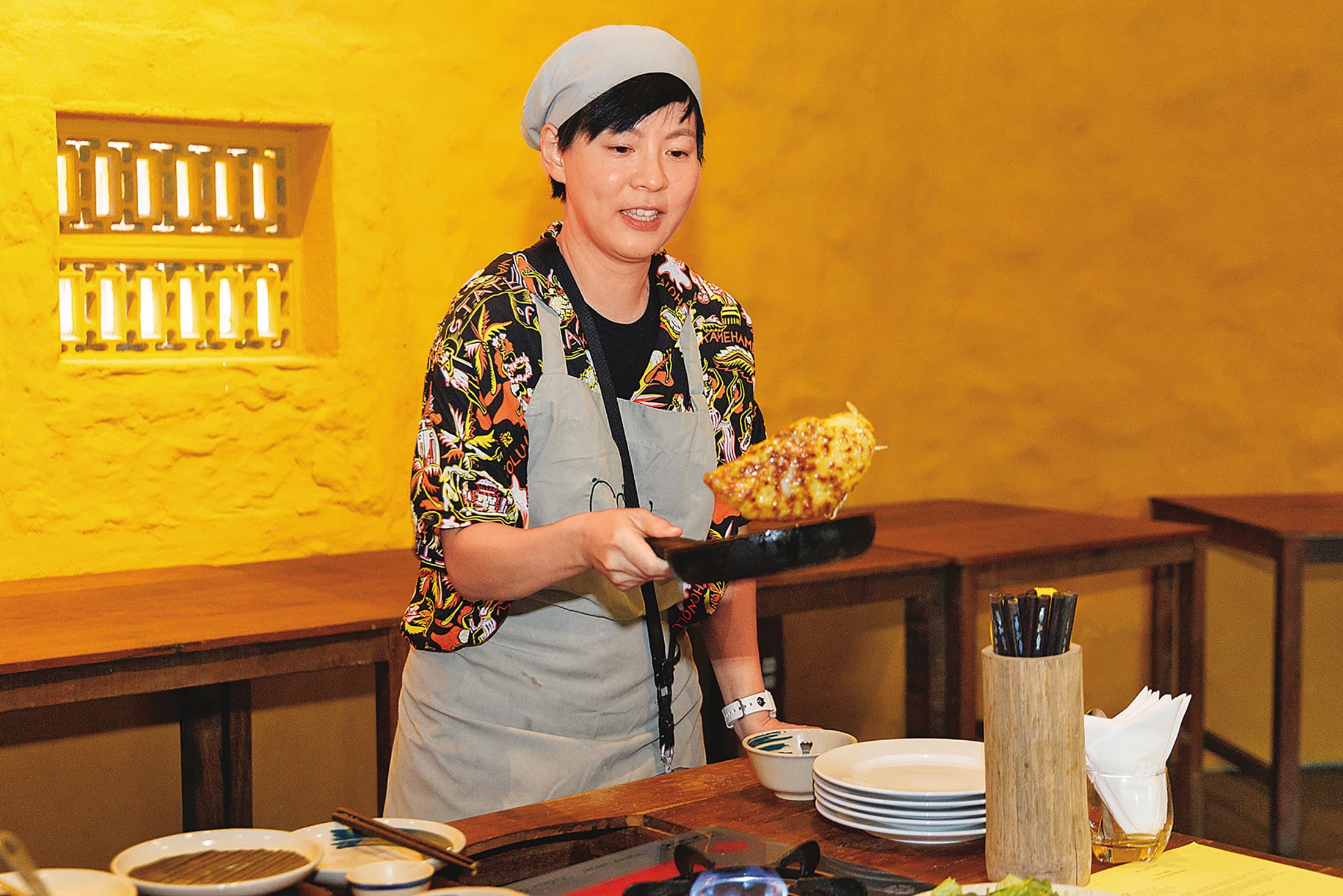 在廚藝教室中學做越式煎餅,從倒麵糊、翻面到掌握火候,每個步驟都充滿聲音與香氣,是最受歡迎的互動體驗之一。