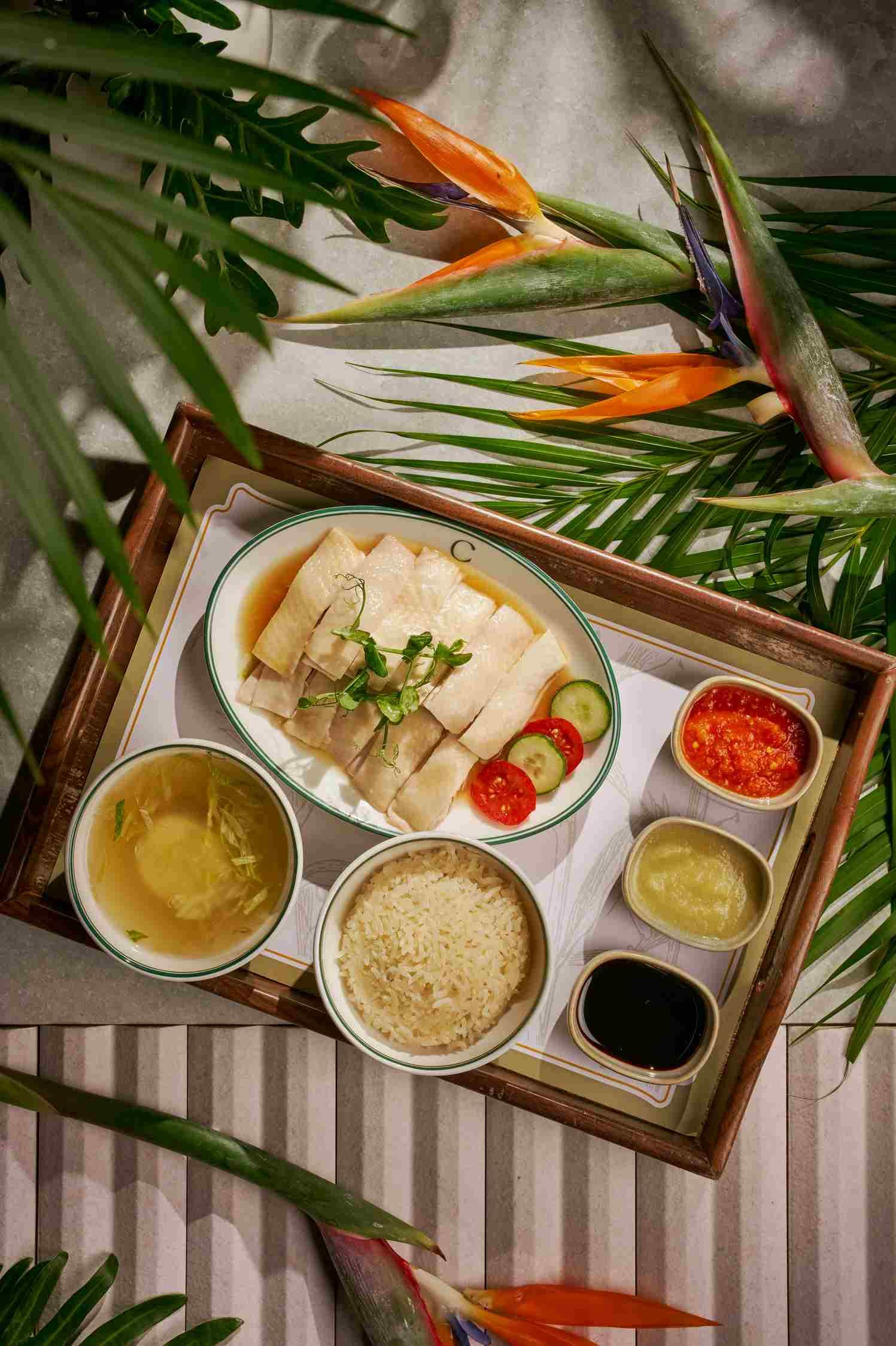 Chatterbox「海南雞飯」的雞肉有紮實嚼感、香米飯鬆軟,辣椒醬與薑蓉都是自製,就連那碗清雞湯都非常講究。(25新元/1人份,約NT$618、42新元/半隻雞,約NT$1,039、78新元/半隻雞,約NT$1,929)(Chatterbox提供)