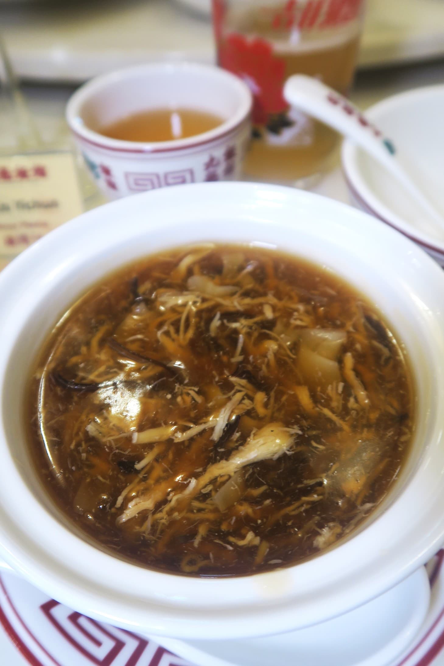 今日宴席的湯品特別準備了「懷舊花膠碗仔翅」,滋味厚重而不過度,是街邊小吃的改良版。