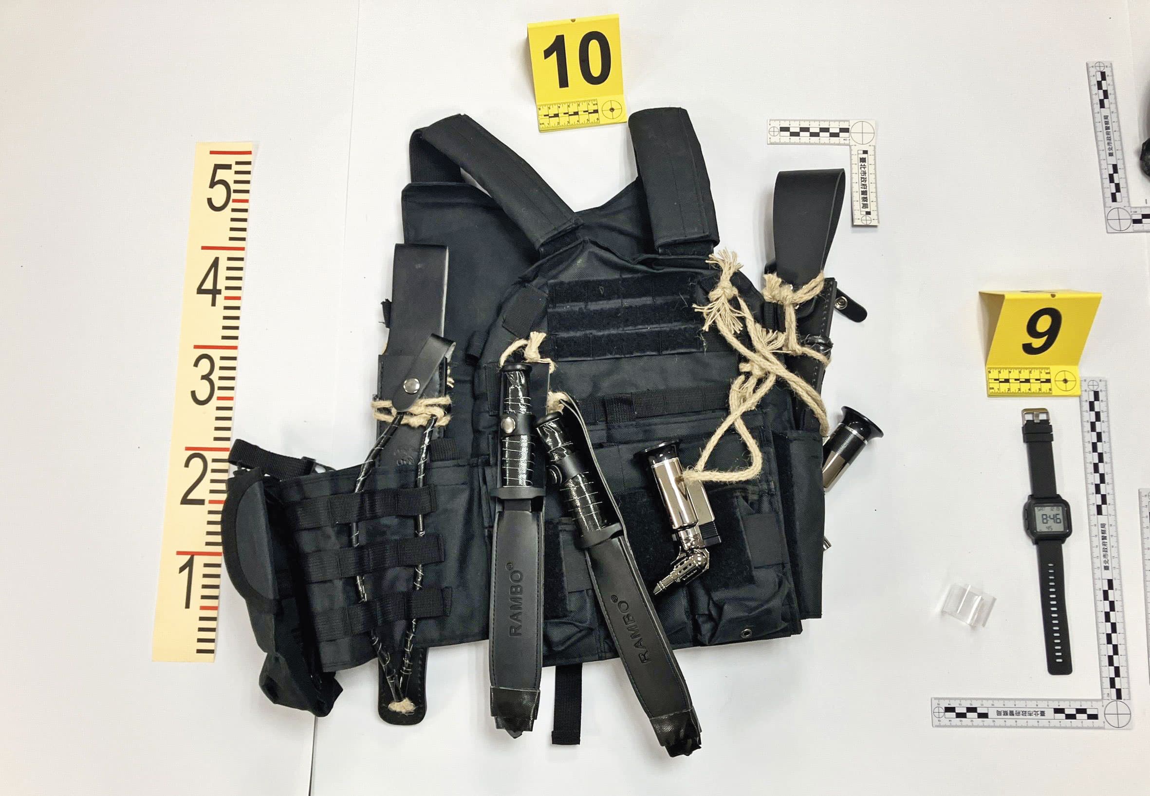 張文在誠品南西店頂樓留下戰術背心,內有2把長刀、2把短刀。(北市警局提供)