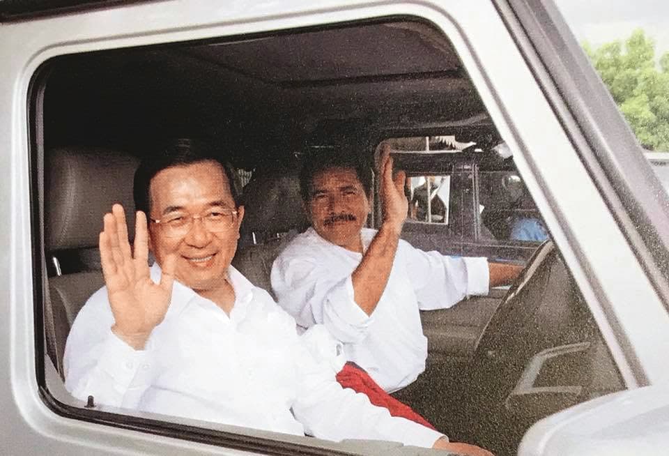 阿扁(左)總統任內2次國是訪問,到訪7非洲邦交國。圖為2007年阿扁出訪尼加拉瓜,總統奧蒂嘉(右)親自開車接送。(翻攝陳水扁勇哥物語臉書)