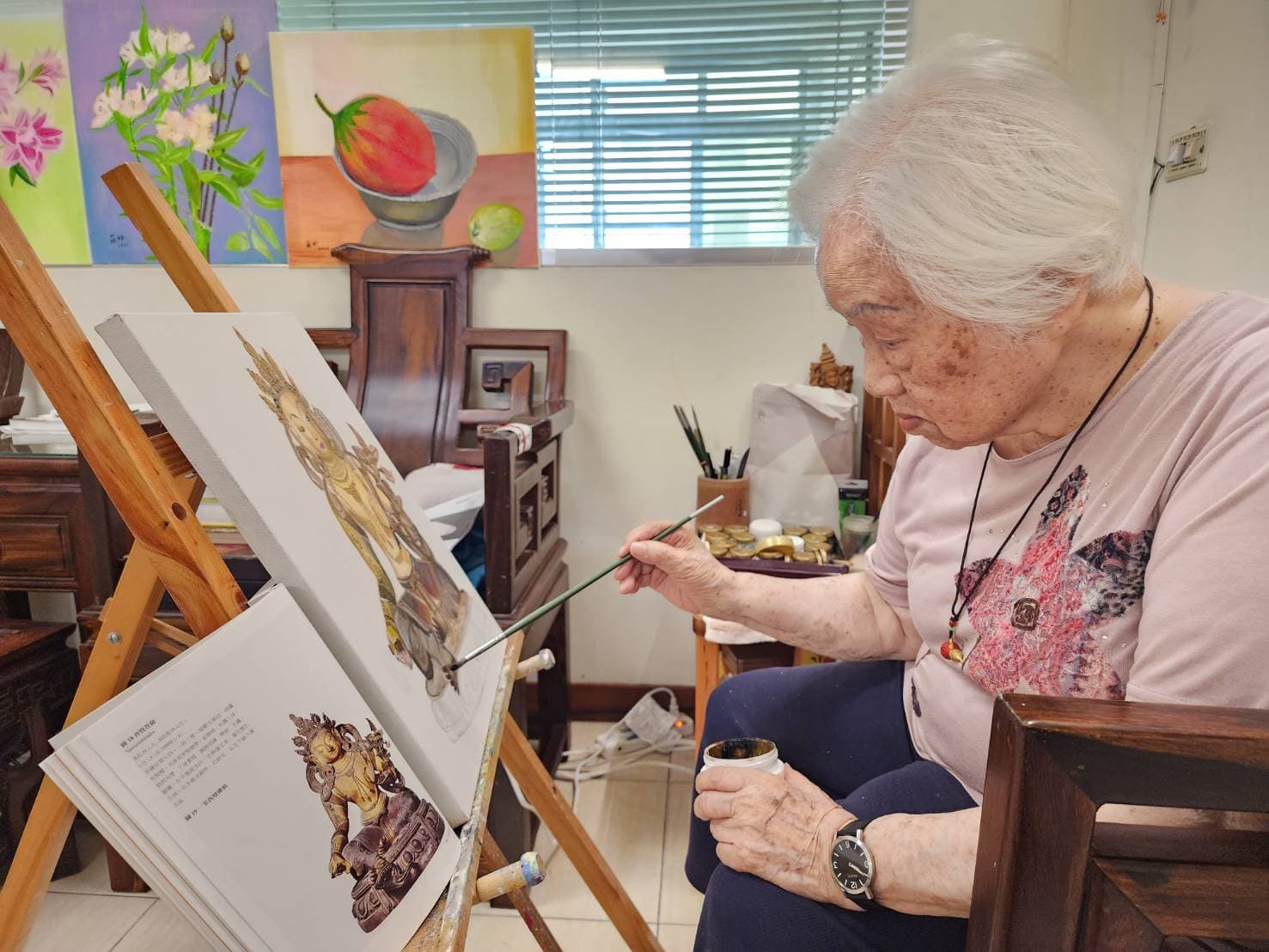 即使已高齡97歲了,羅栓仍每天作畫。(甘樂阿舍美術館提供)