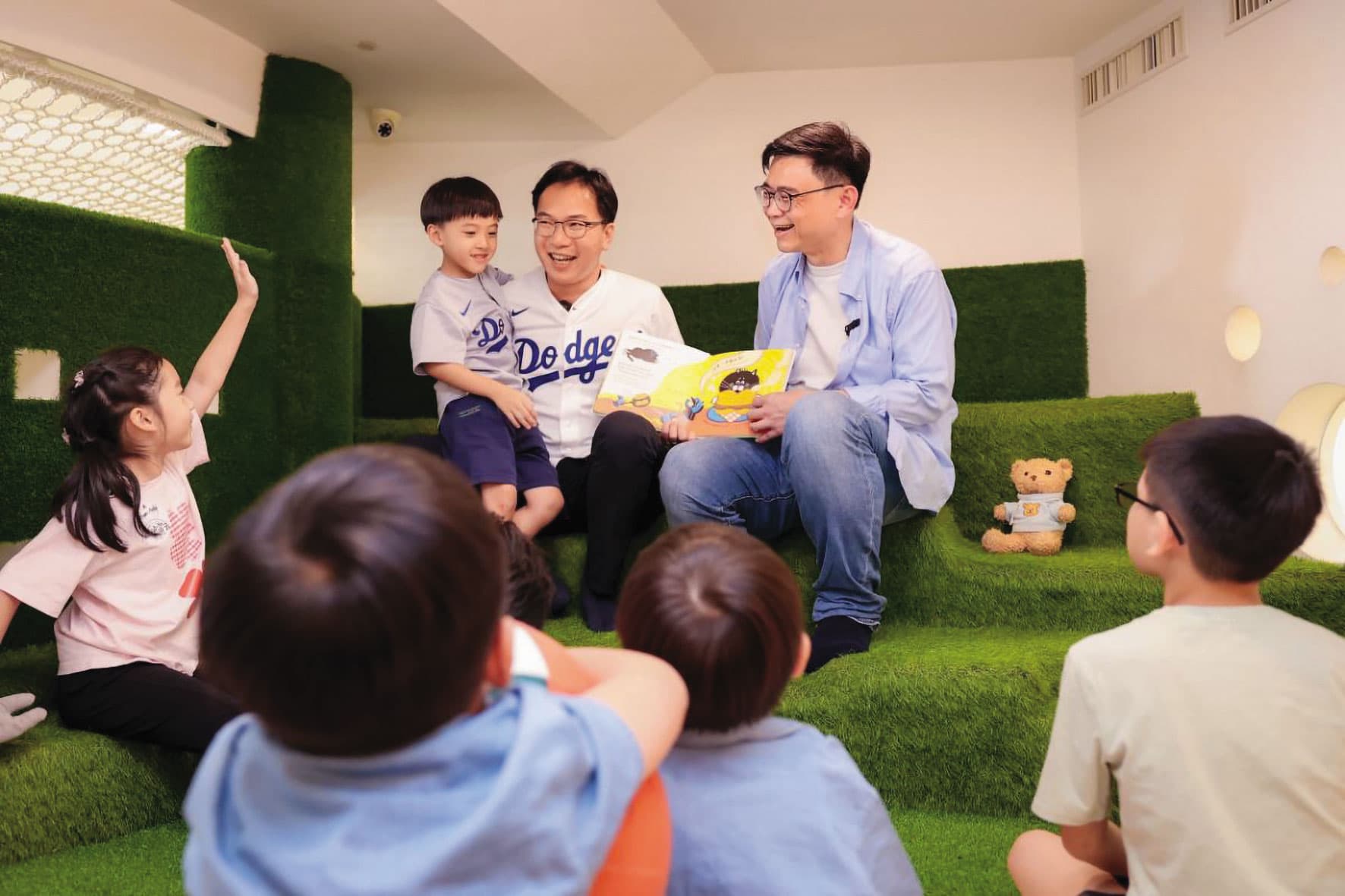 賴瑞隆要以高雄市現行雙語教育政策基礎,投入更多資源擴大量能。(賴瑞隆辦公室提供)