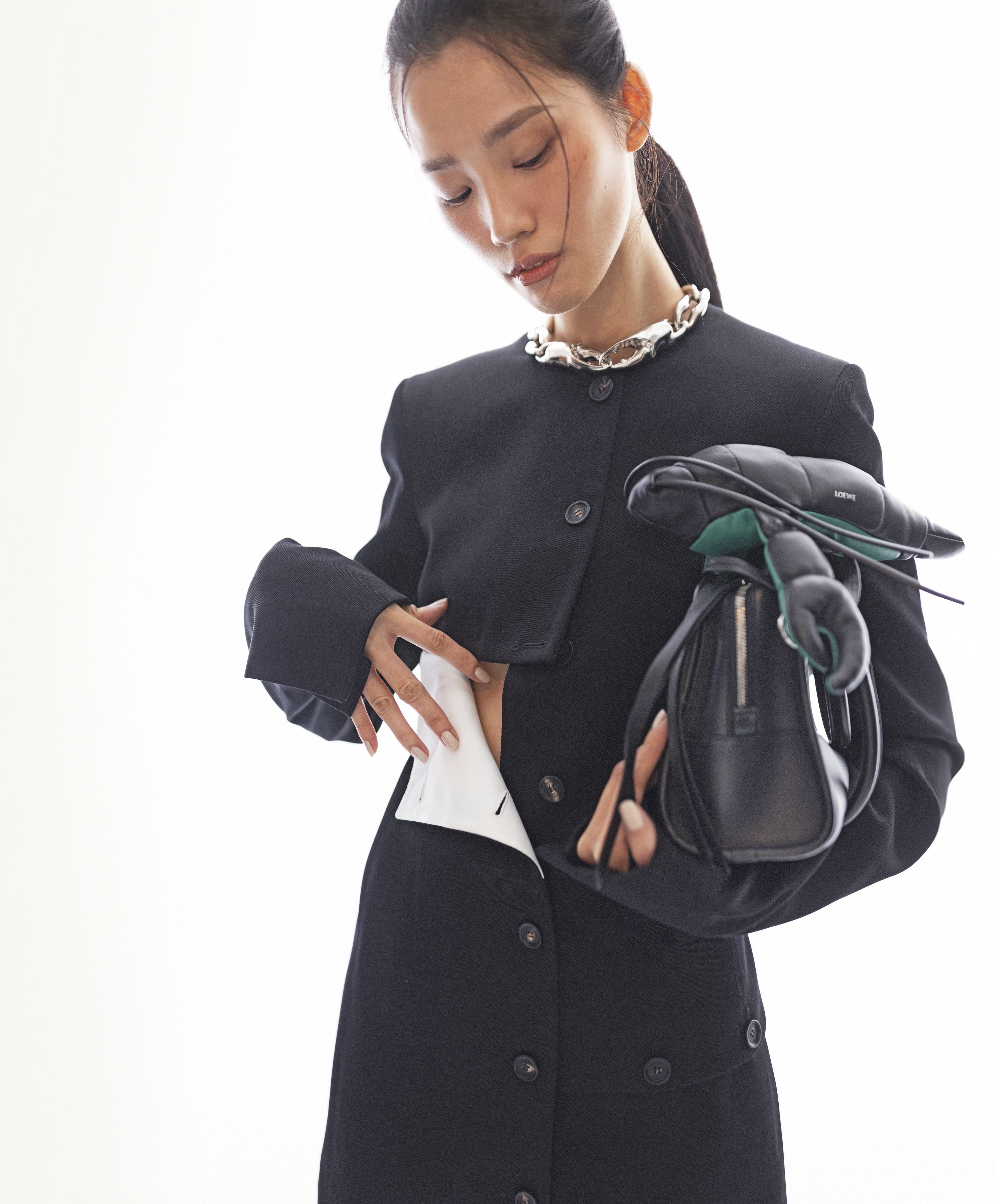 羊毛夾克 NT$109,000 by FERRAGAMO;羊毛短裙 NT$34,500 by FERRAGAMO;爪形項鍊 NT$128,000 by LOEWE;Amazona 180慵懶龍蝦造型水牛皮包款 NT$199,000 by LOEWE。