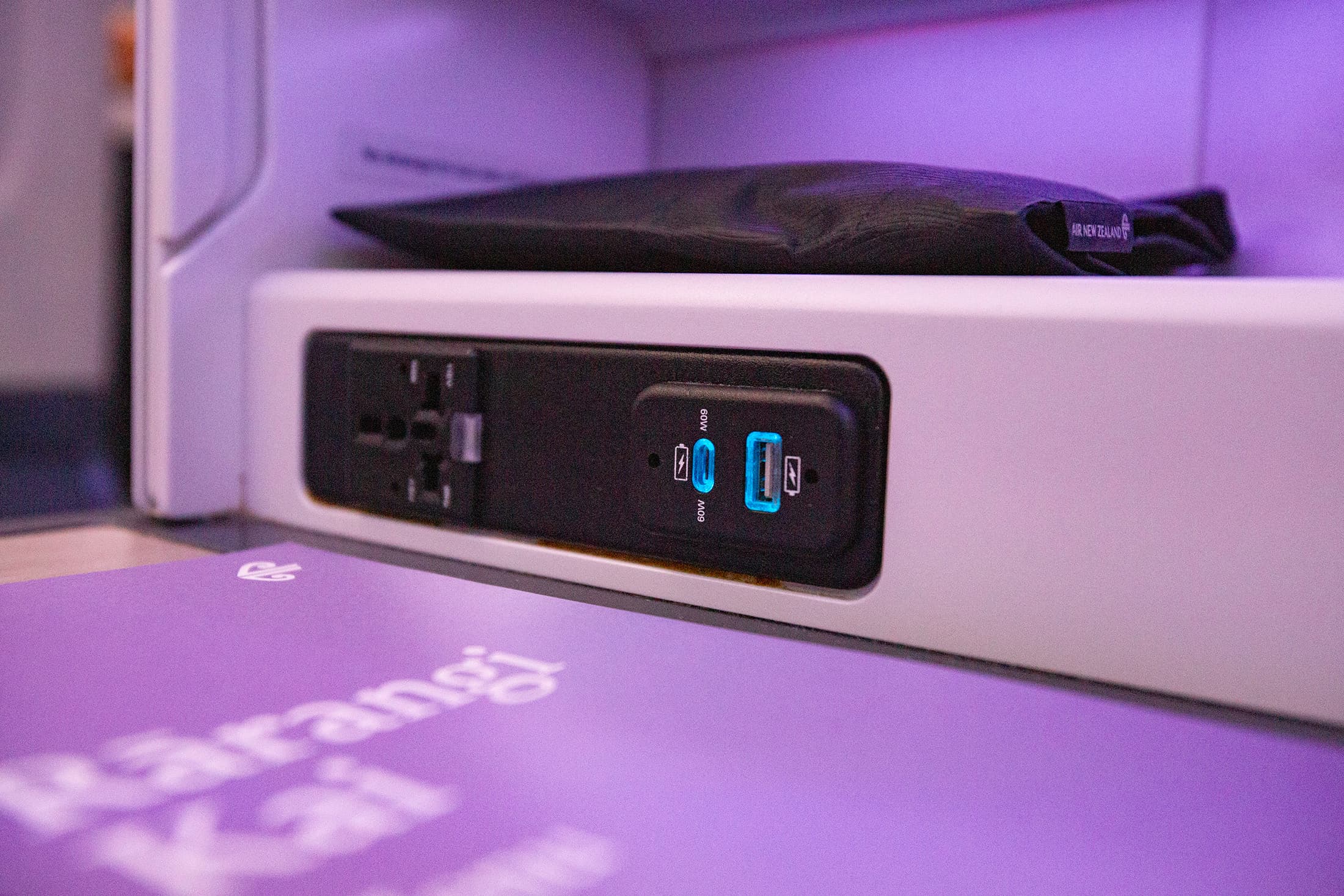 商務艙座椅旁設有萬國插座、USB Type-A與Type-C充電孔,手機、平板與筆電都能找到適合的充電方式。