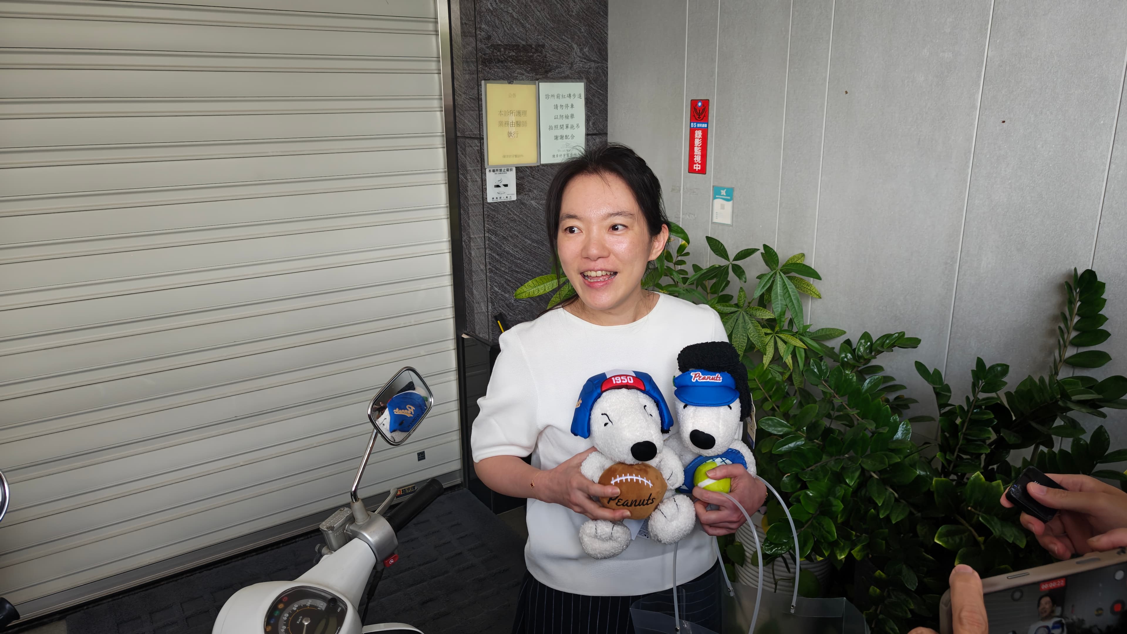 陳幸妤收到史努比娃娃,罕見在鏡頭前露出燦爛的笑容,她還興奮直呼「這兩隻超可愛的!」