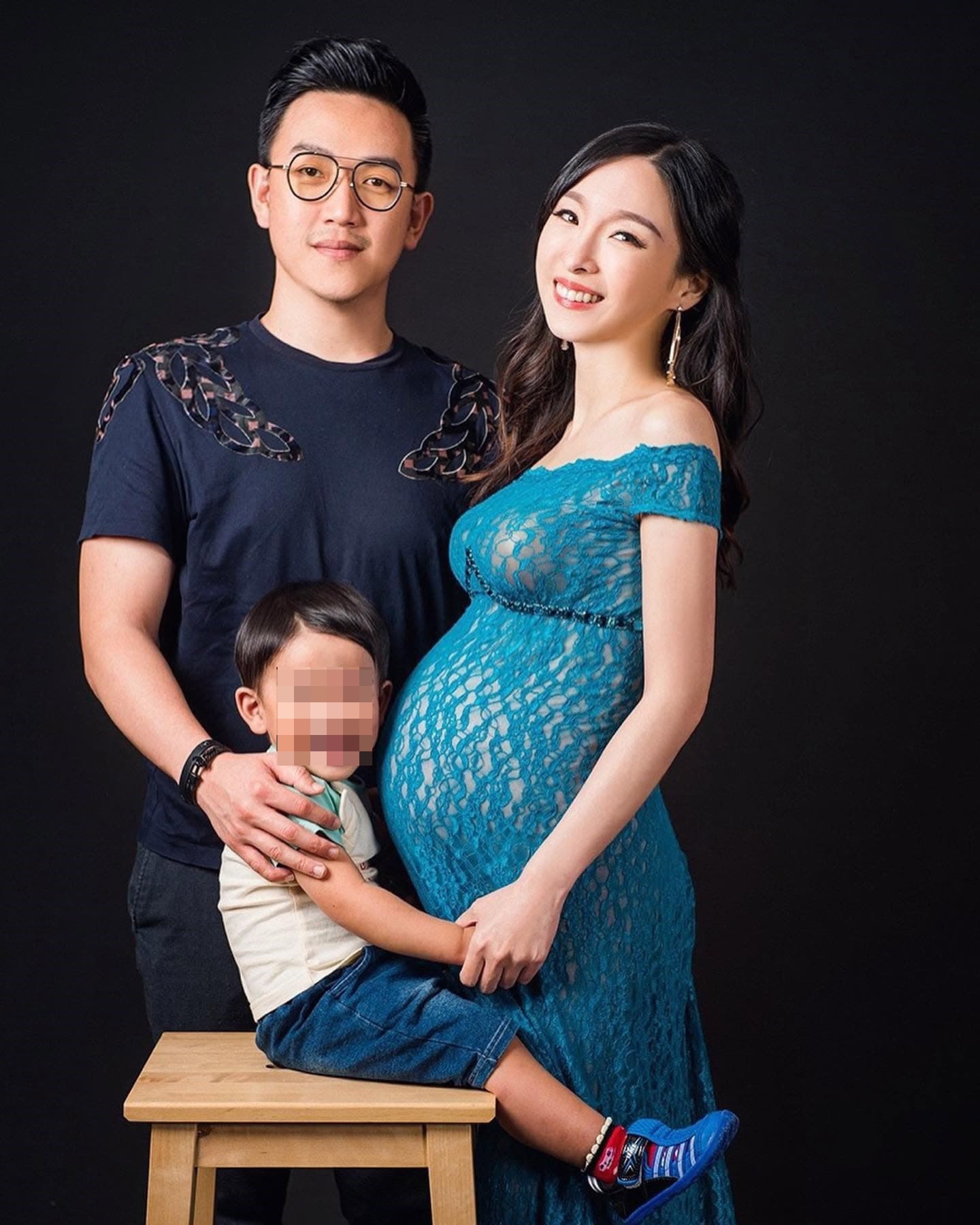 張宇(右)與劉彥谷(左)婚後曾拍攝孕照全家福,當時「一家四口」對外展現幸福模樣。(翻攝自張宇臉書)