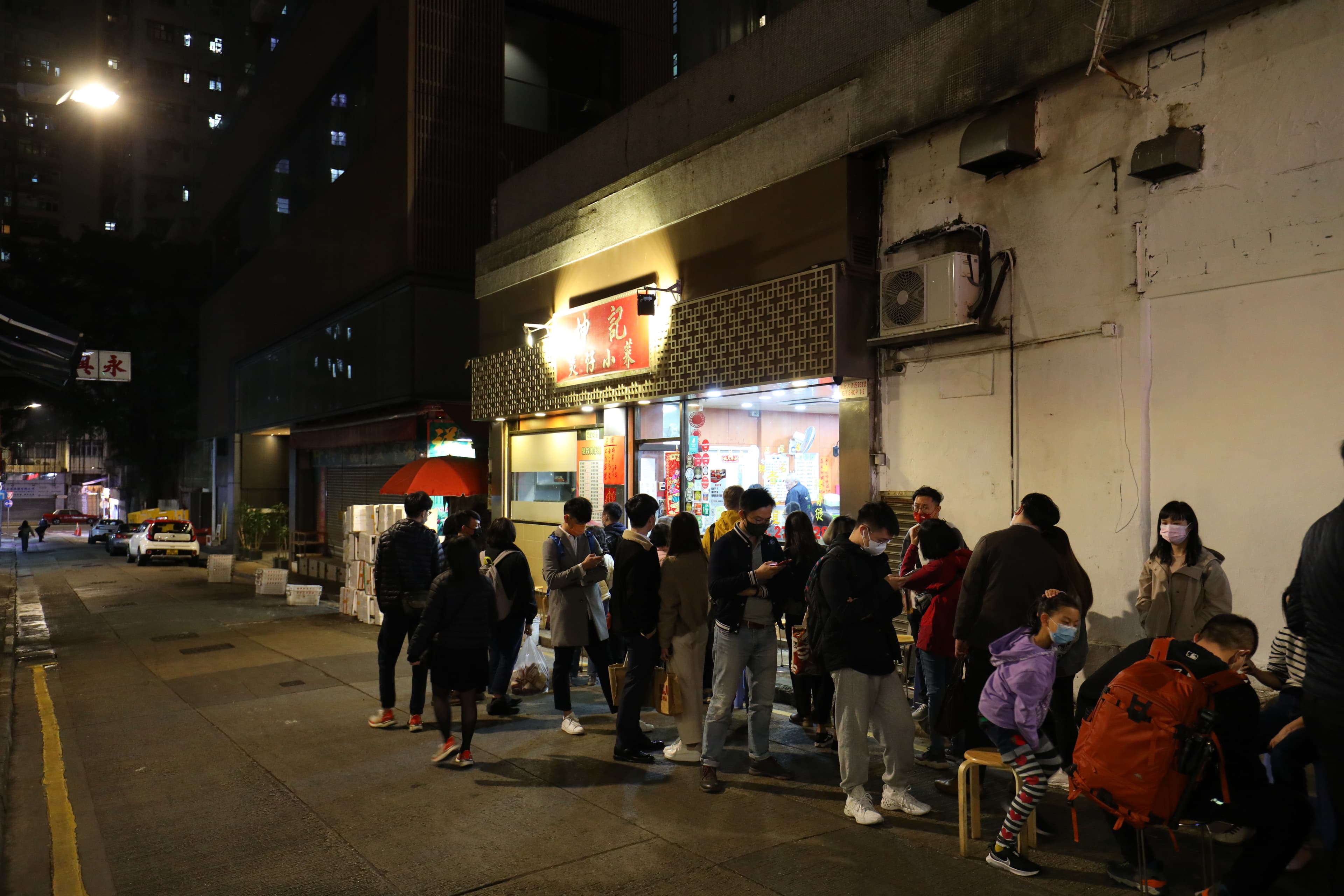 平日晚上的「坤記煲仔小菜」,不管什麼時段來,都要排隊。