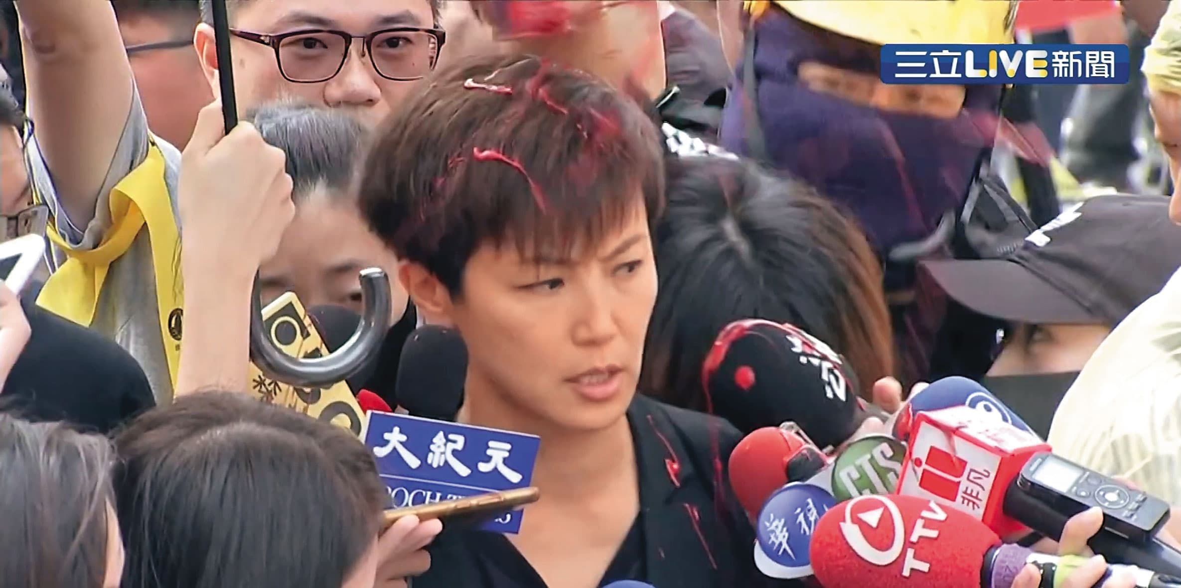 香港歌手何韻詩在台灣遭潑漆,引發世界關注。(翻攝三立新聞