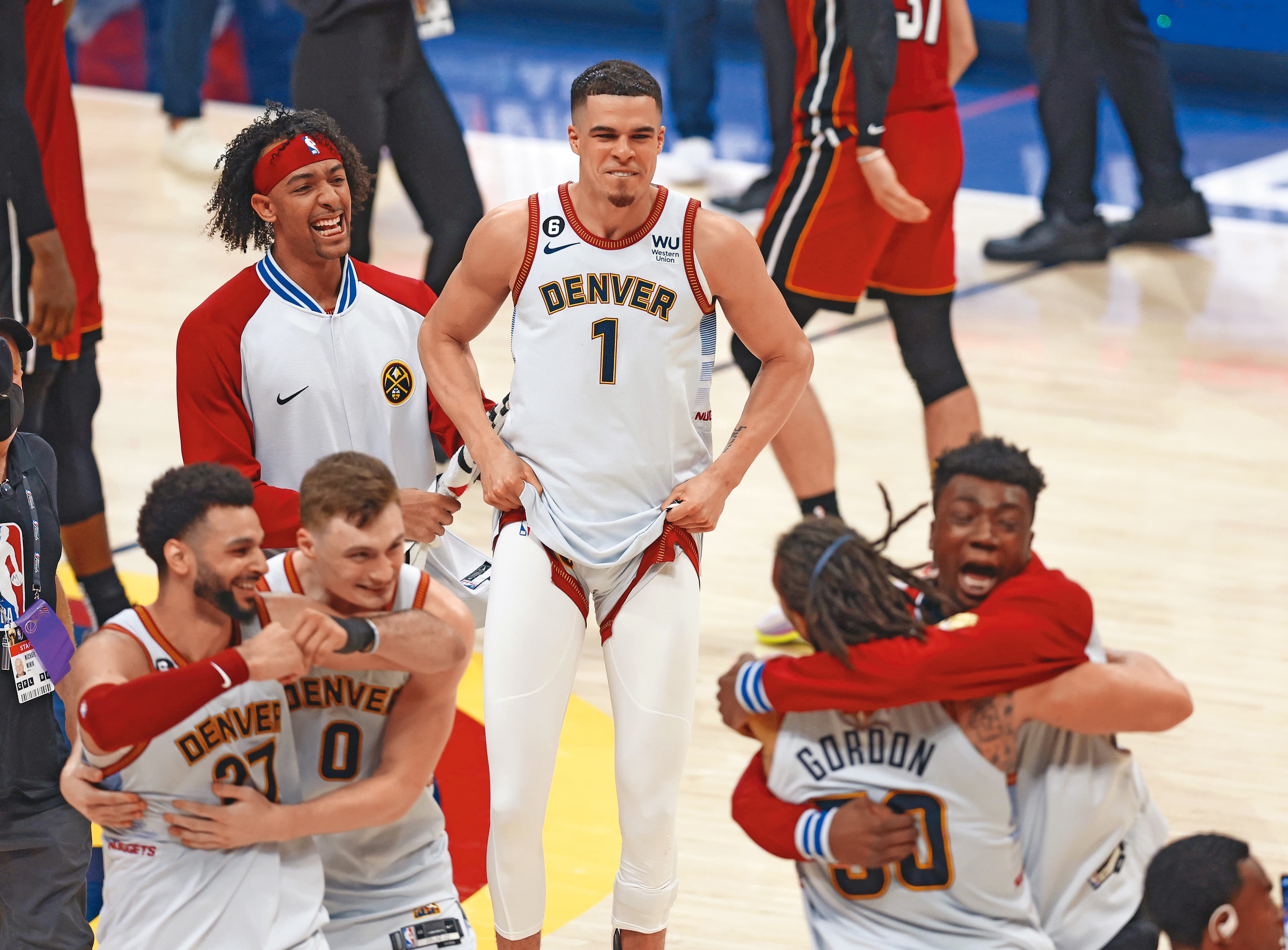NBA球星小波特(中)曾是丹佛金塊隊球員,現則效力於布魯克林籃網隊,身價粗估高達新台幣85億元。(東方IC)