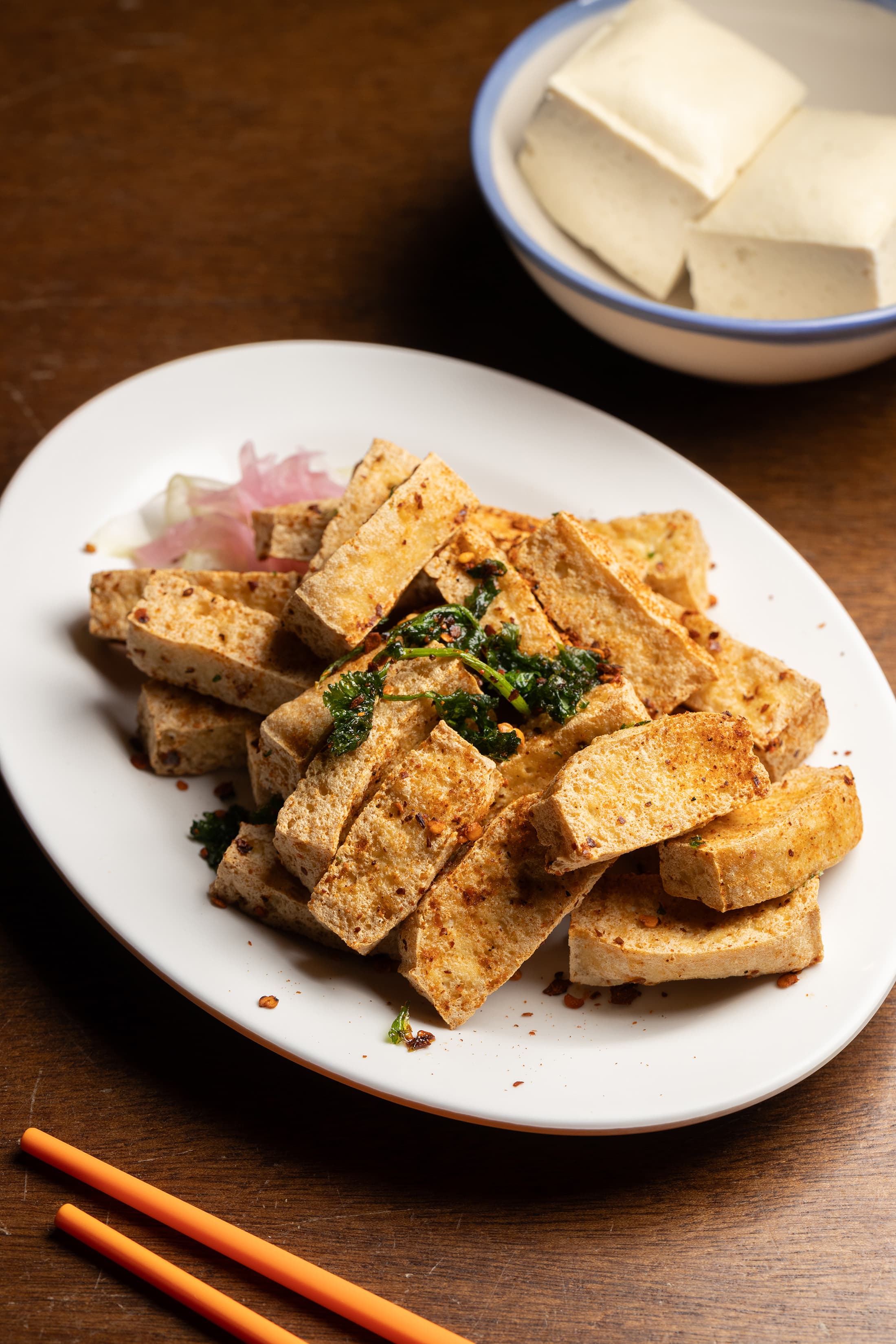 「臭豆腐薯條」撒上Bee特製的辣粉,迷人花椒香氣讓臭豆腐變成最美味的炸物零嘴。(90元/份)