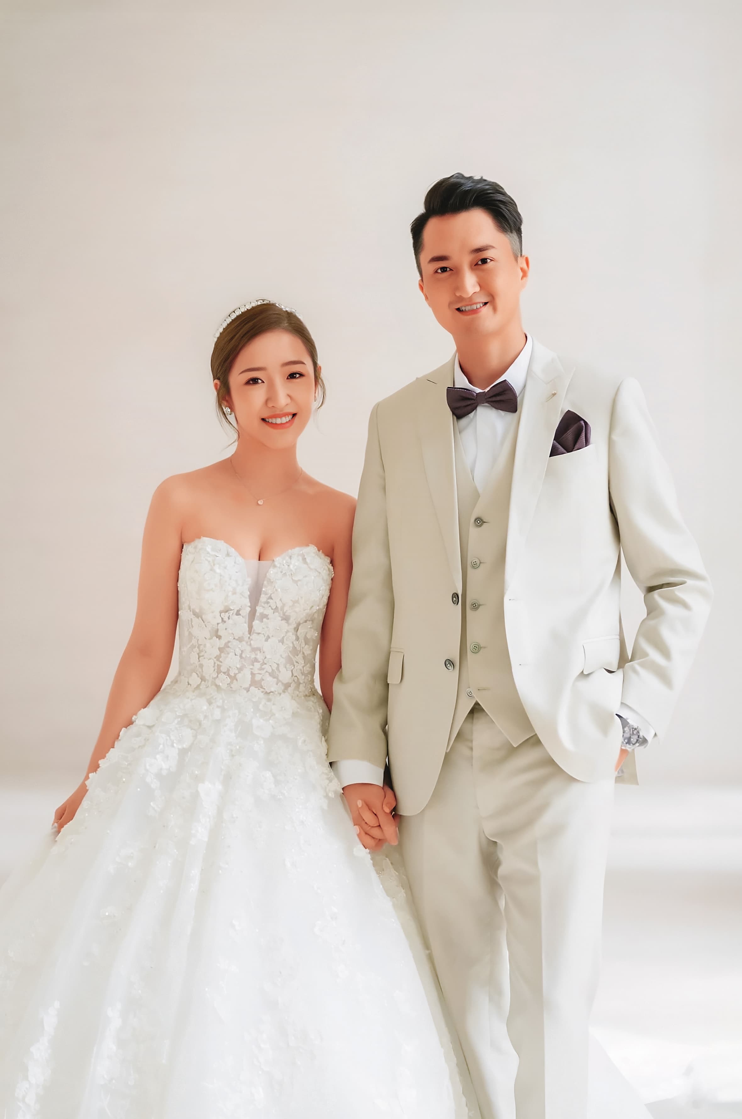 吳宗憲二女兒Vivian(吳則含,左)與朱立倫外甥蔣豐蔚(Wilson,右)結婚,兩人婚後育有1女1子。(容易文創提供)