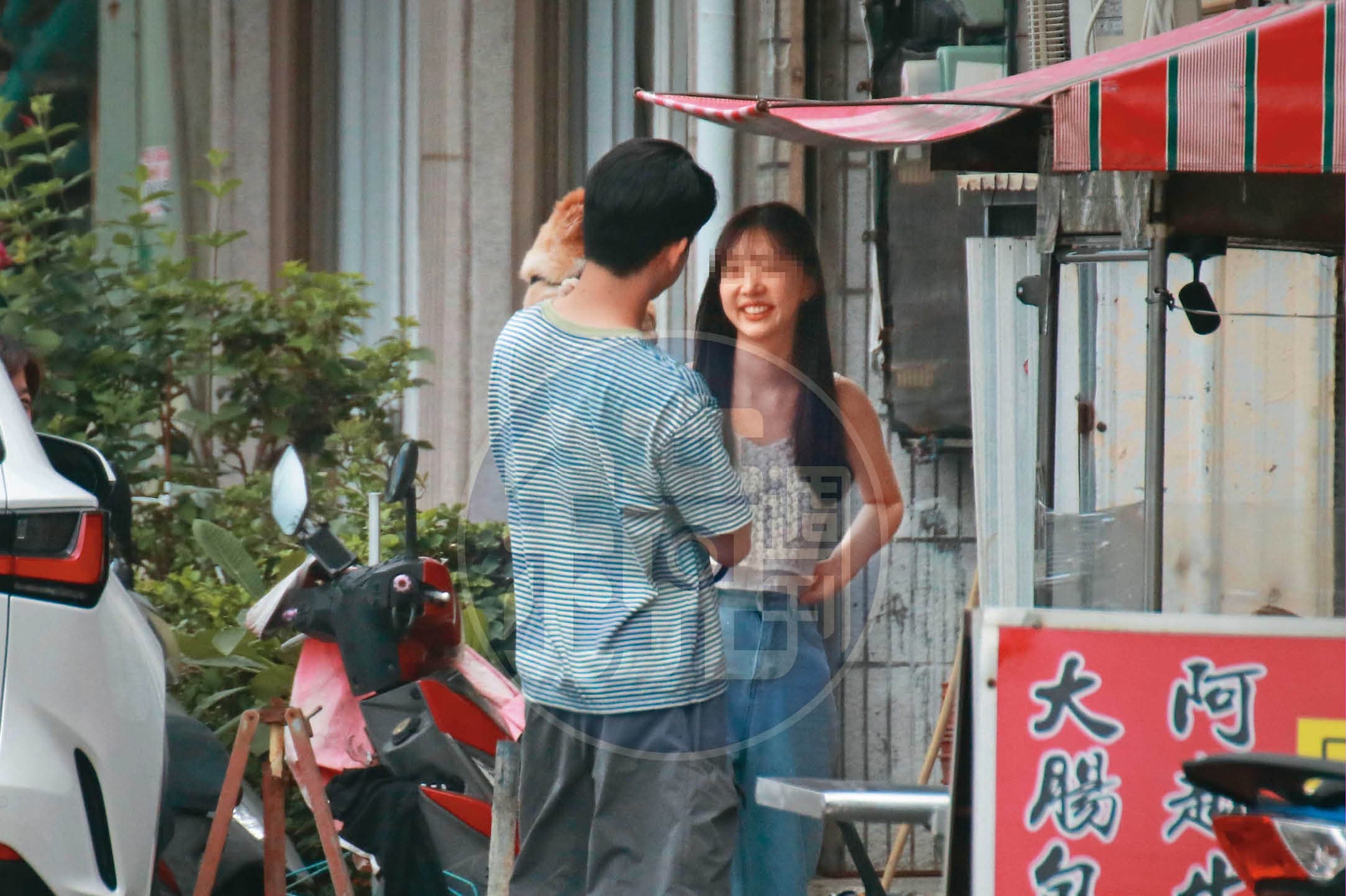 2026/06/23 12:45本刊直擊,許芊芊婚姻幸福,老公常接她上、下班,休假還帶她去墾丁玩,途中買大腸包小腸。