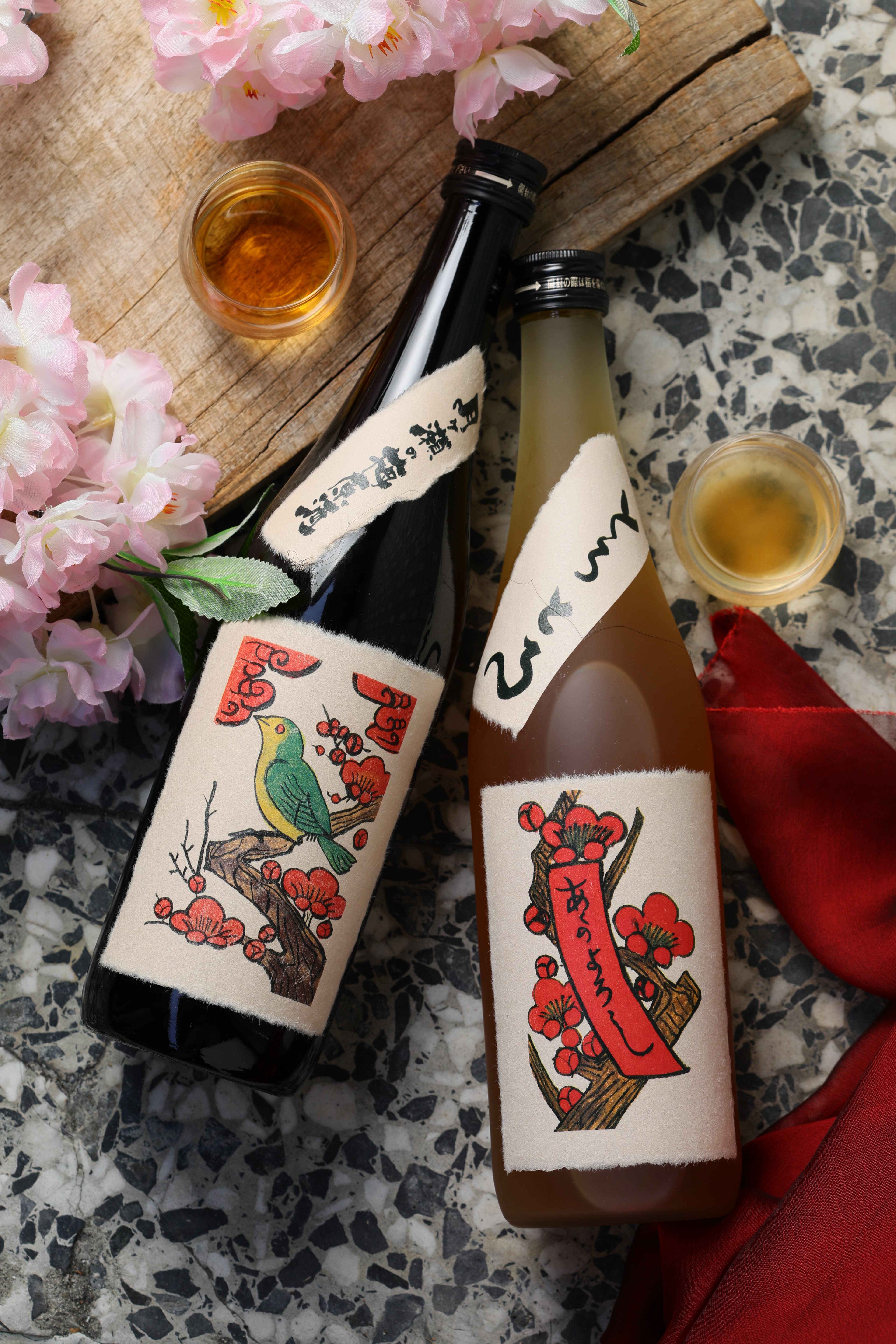 店員激推的絕不出錯款「八木濁梅酒」(右,1,090元/瓶)與酒感較重的20%原酒「月之瀨梅原酒」(左,1,690元/瓶)。