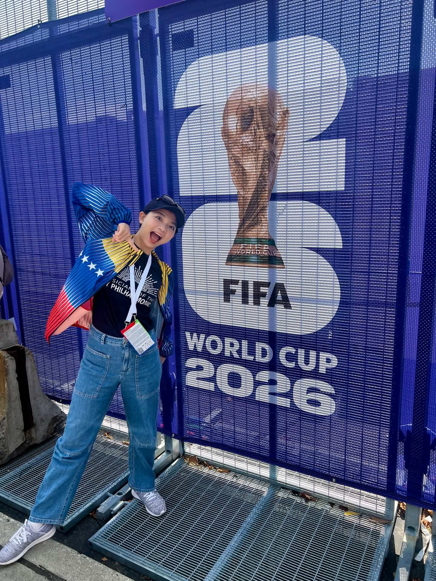 黃薏蓉在2026世界盃足球賽場館外與FIFA World Cup 2026裝置合影。(黃薏蓉提供)