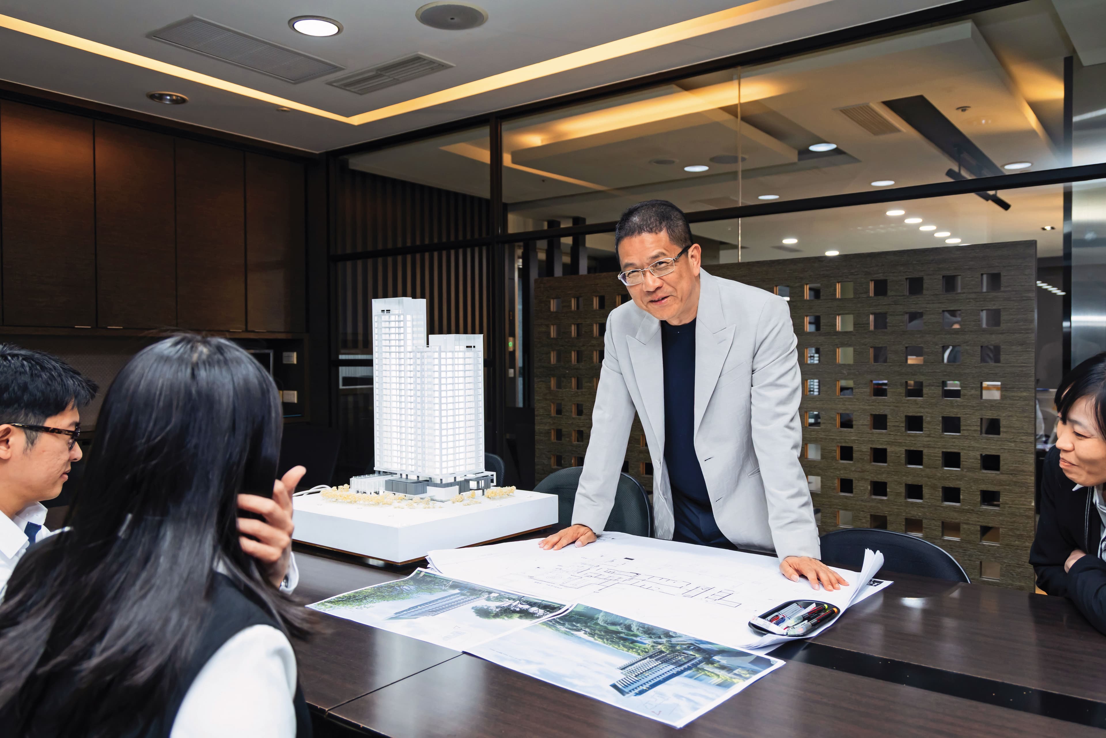 呂金發事必躬親,他在建築界三十多年,從建築圖到銷售說明書、廣告宣傳手冊,甚至是客服紀錄,每一個細節都要親自把關。