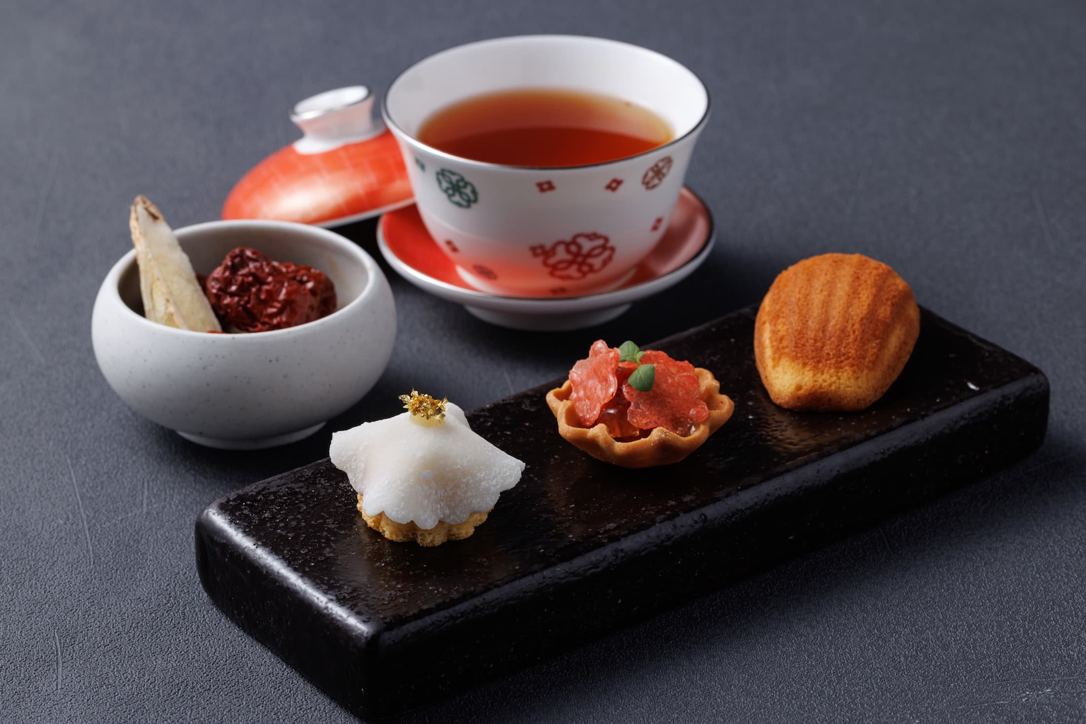 由菊花情人果、洋甘菊番茄與薰衣草白桃蜜餞延伸茶點,為餐桌畫下春意芬芳的收尾。(豊漁餐飲集團提供)