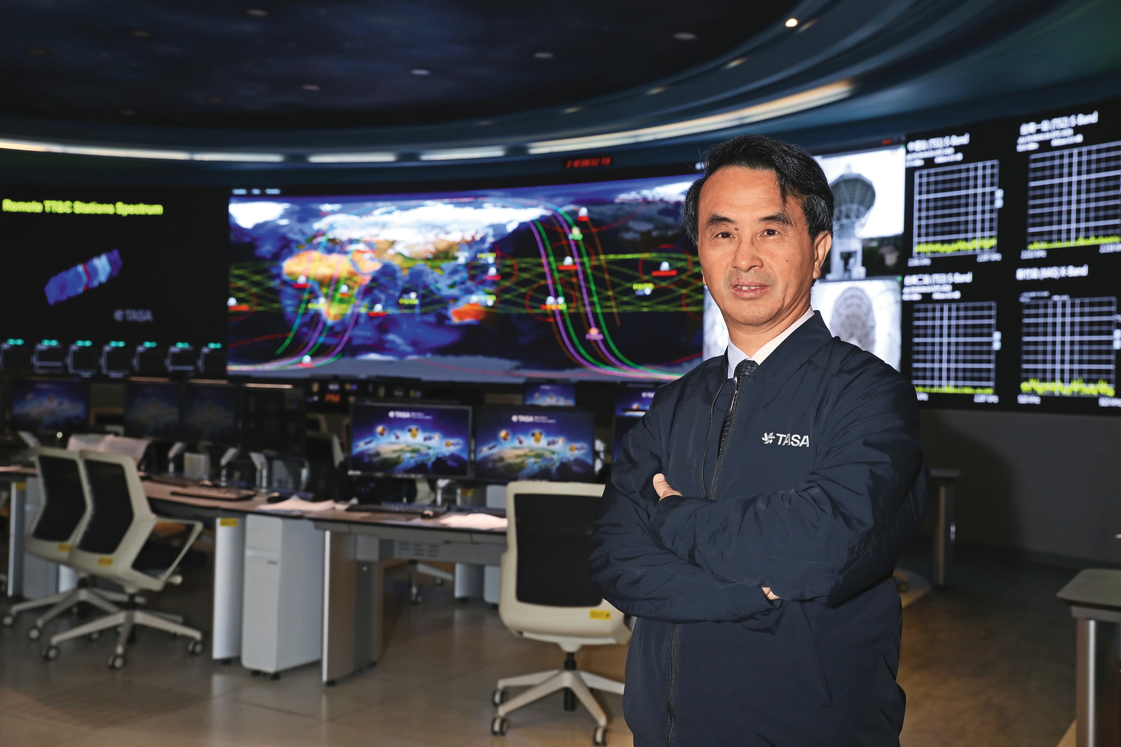 國家太空中心主任吳宗信接受本刊專訪表示,太空中心有最完整的太空測試環境,要帶著台廠一步一步做到真正飛上太空。(本場所屬管制區,經TASA准予拍攝並檢視未涉機敏資訊同意攜出檔案使用)