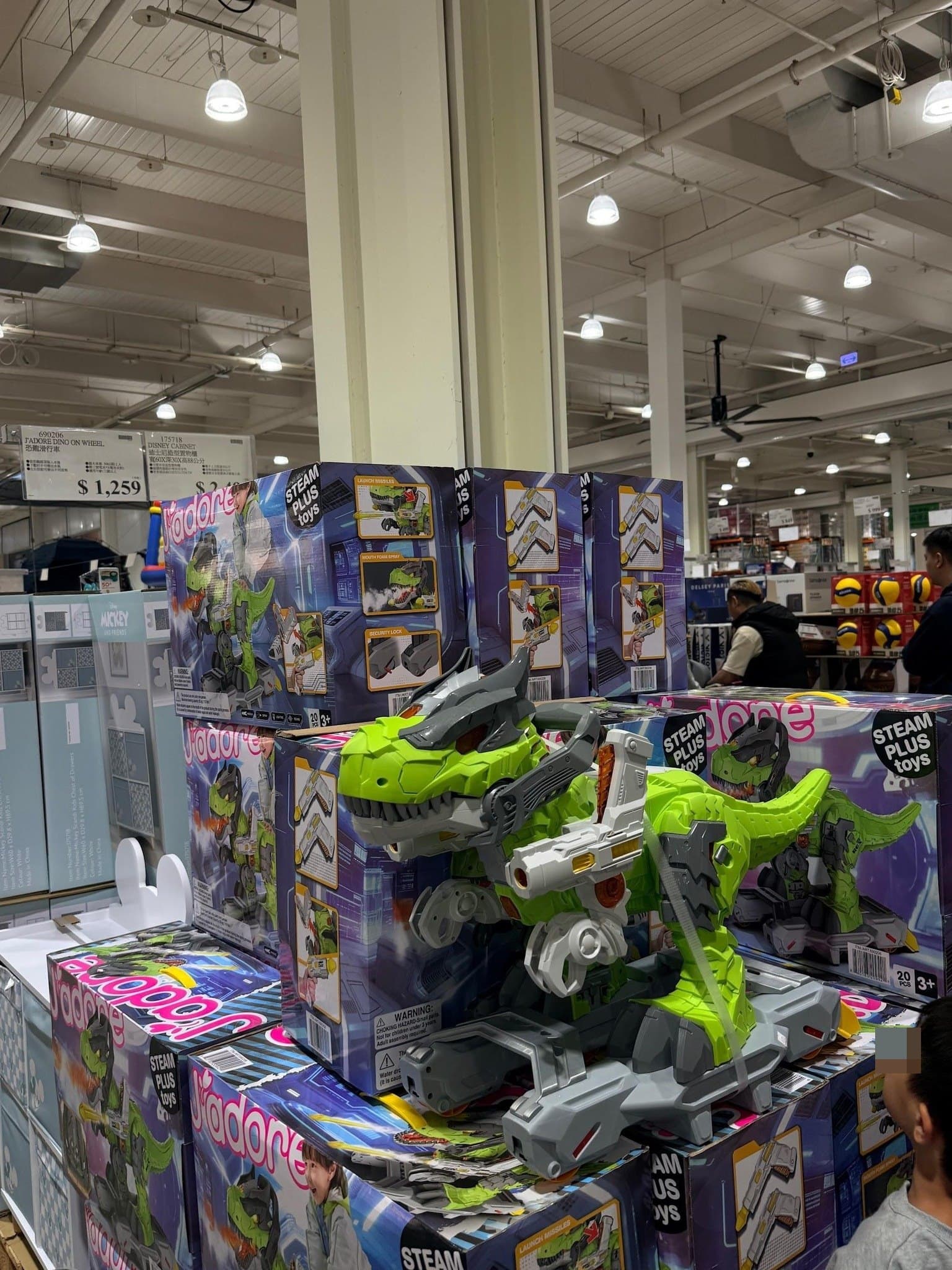 好市多一款現場展示的機械恐龍滑行車意外爆紅,吸引大批親子圍觀。(翻攝「Costco好市多 商品經驗老實說」臉書社團)