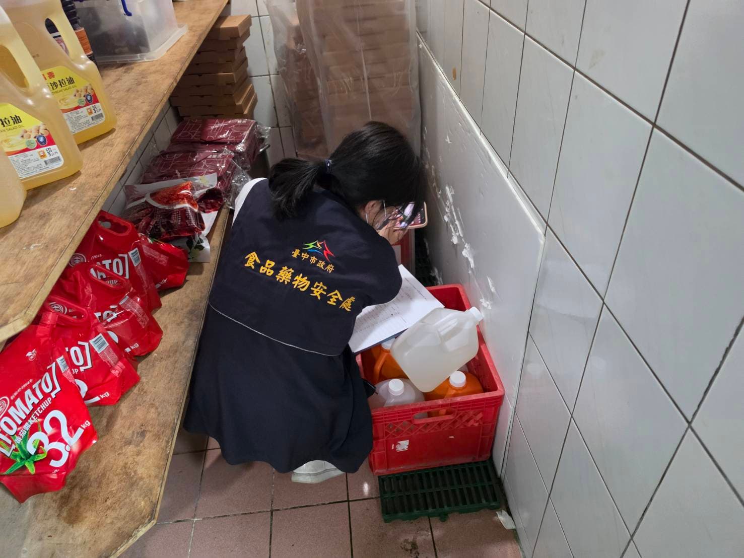 台中市食安處派員前往下游業者倉儲確認下架情形。(台中市食安處提供)
