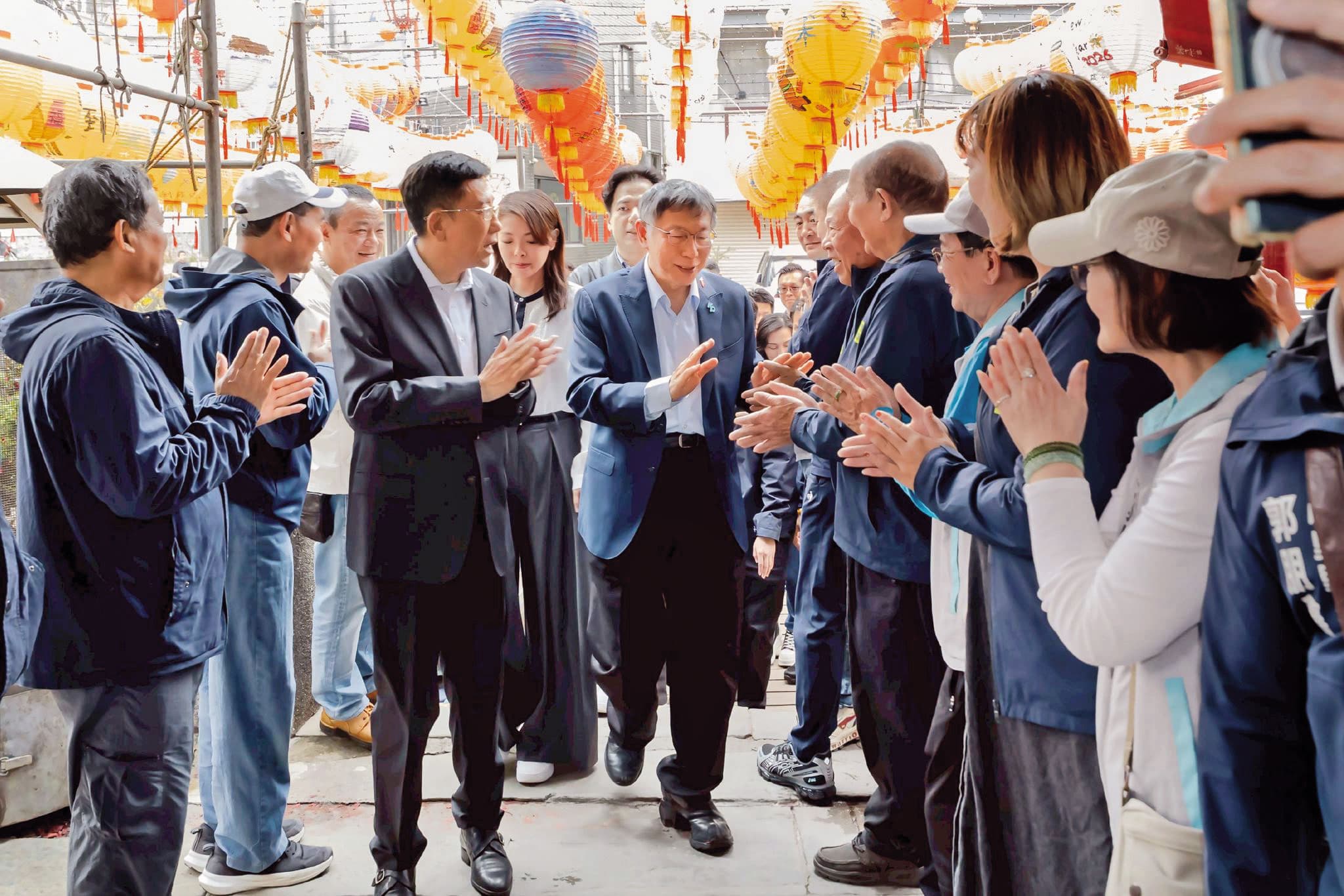 身陷官司的白營卸任主席柯文哲(中),週末行程常常比現任主席黃國昌還滿。(翻攝柯文哲臉書)